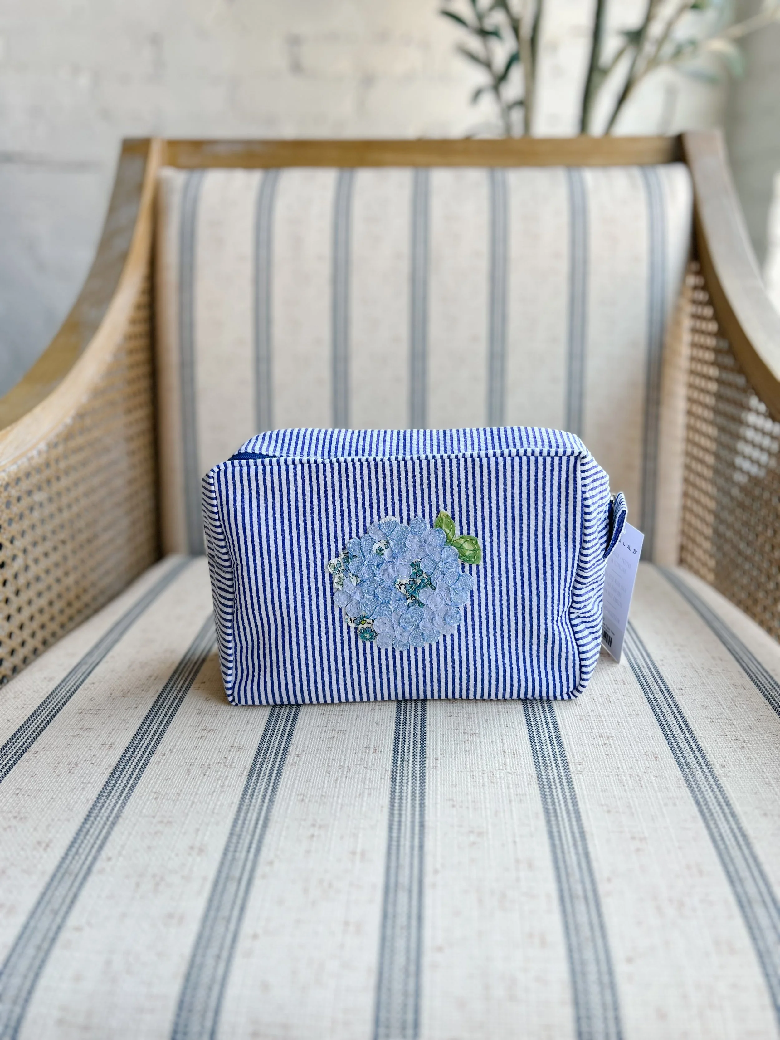 Seersucker Hydrangea Pouch – Navy with Blue Hydrangea 11