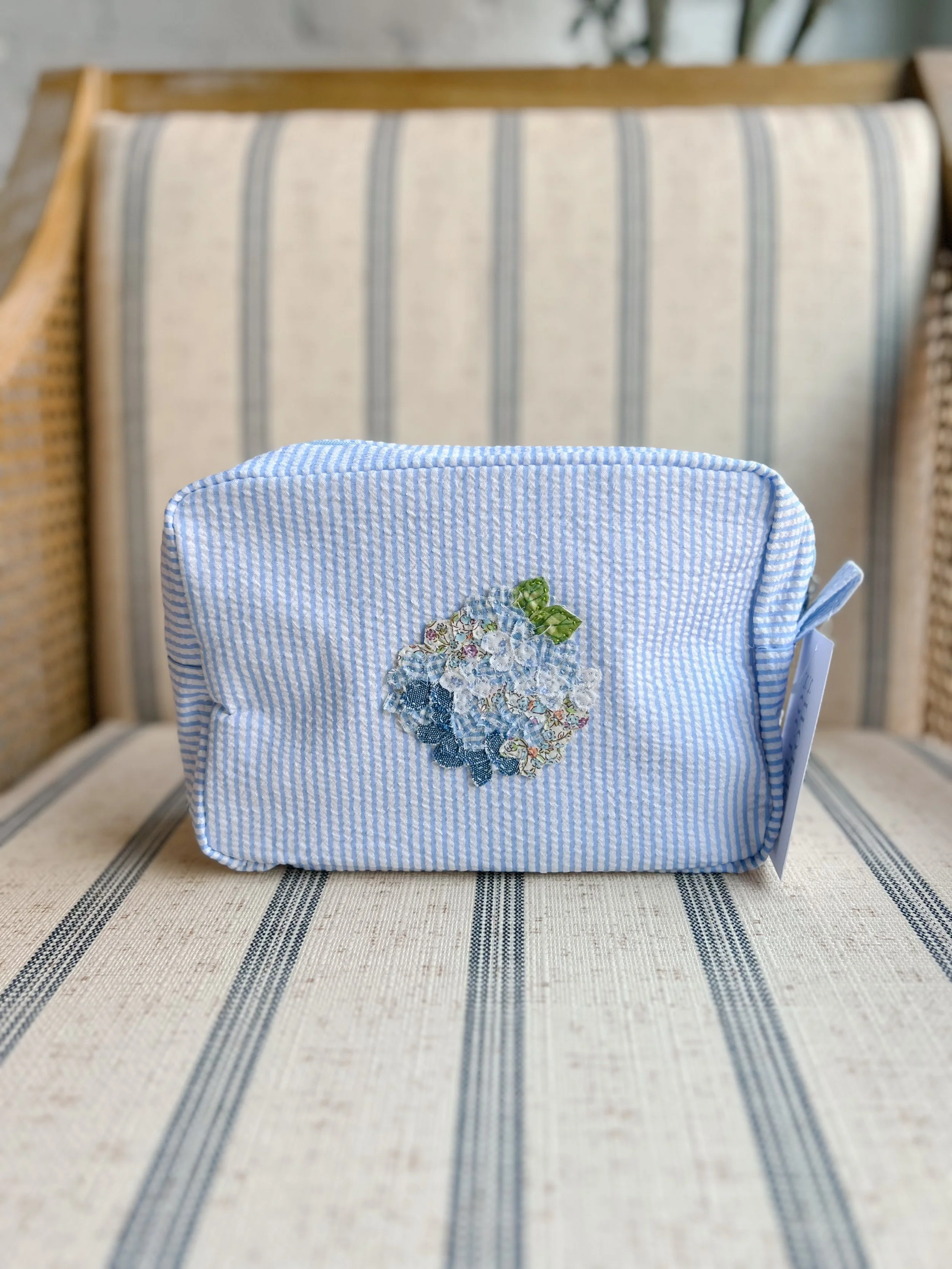 Seersucker Hydrangea Pouch – Light Blue with Blue Hydrangea 4