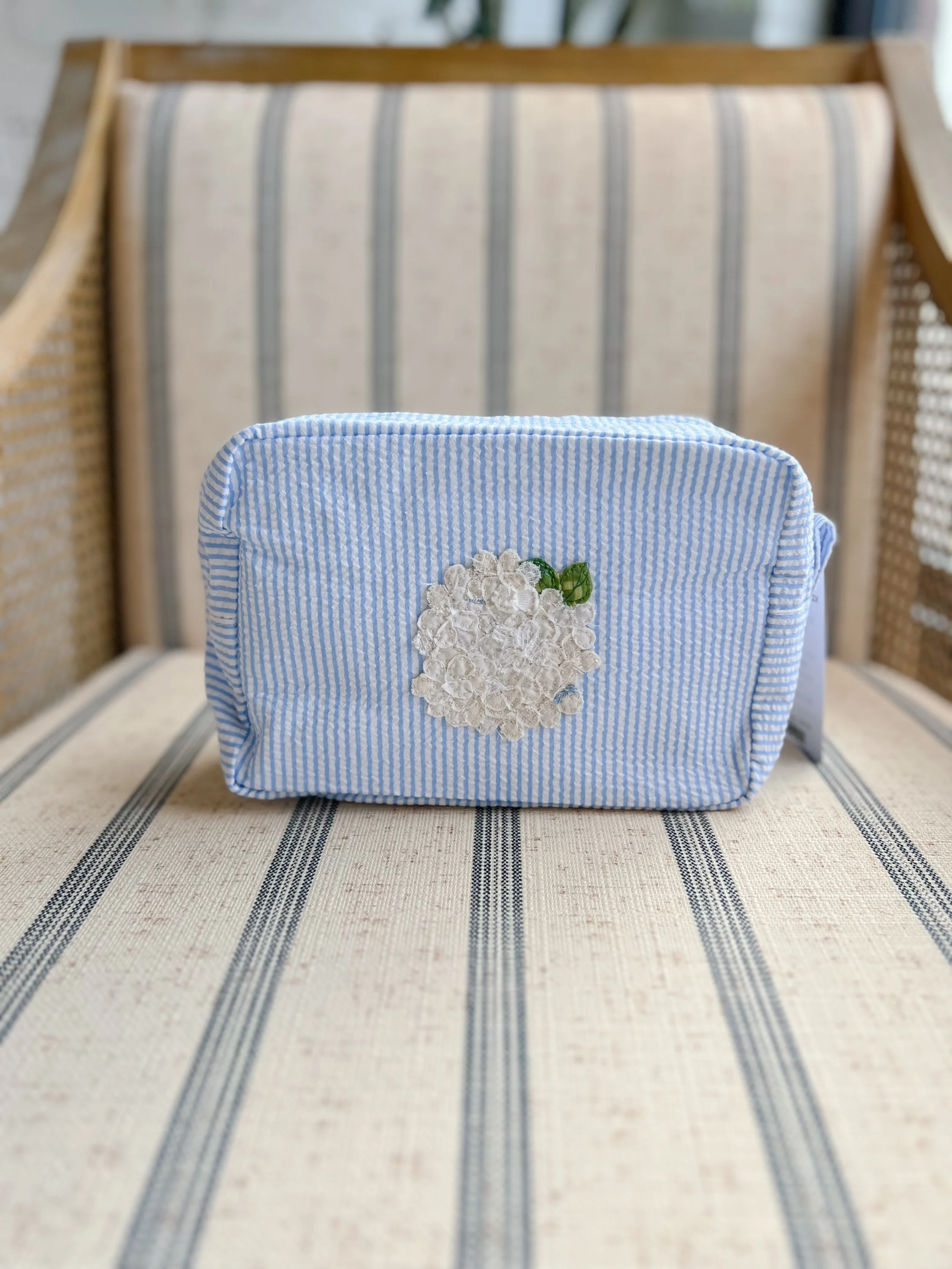 Seersucker Hydrangea Pouch – Light Blue with White Hydrangea 8