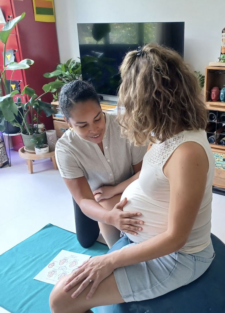 Birth doula Sulin supporting a pregnant women during the birth preparation in Singapore.