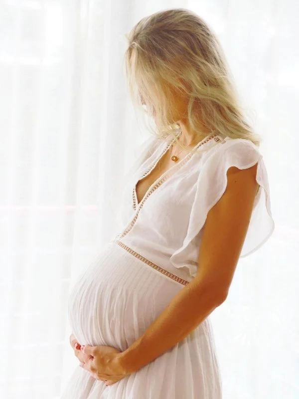 Expecting mother supported by her birth doula Sulin during labour for a empowered birth experience
