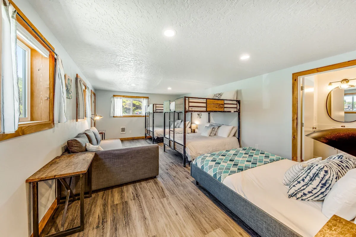 Bunkhouse room - Queen bed