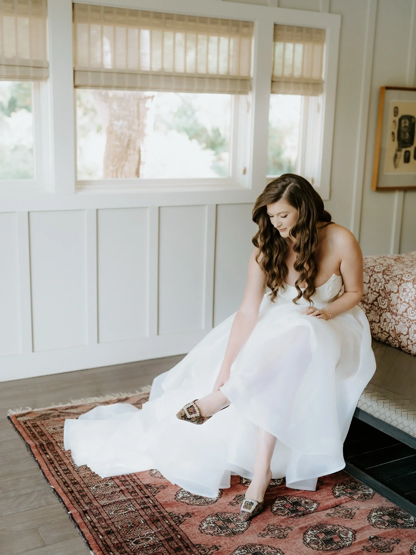The dreamiest soft waves for this beautiful bride🤍

Quick! Do you think she has extensions? 

A: She does! 
I always recommend extensions for Glam or Hollywood waves &mdash; they give you the volume, fullness, and hold that makes the style last all 