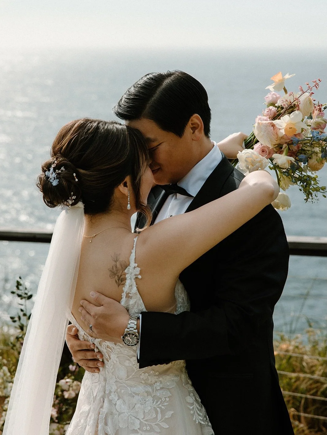 Bridal bun perfection✨

📸 @alleyroseco 
Planning/app: @wedy.ai 
Coordinator: @saraelizabethweddingsandevents 

#bayareahairstylist #bigsurhairstylist #carmelweddings