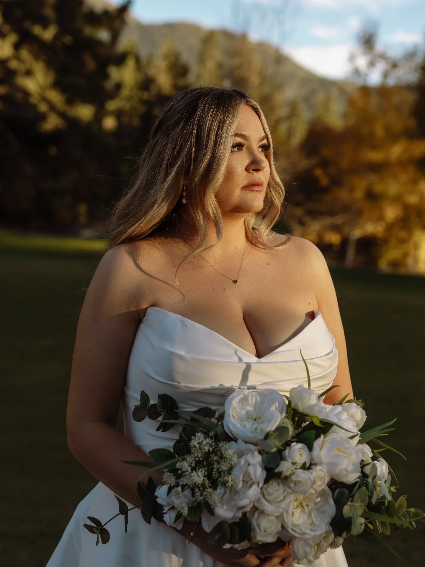 A few of my favorites from Shannon&rsquo;s big day🤍

📸 @volkodav_wedd 

#laketahoewedding #laketahoemakeupartist #truckeewedding #truckeehairstylist