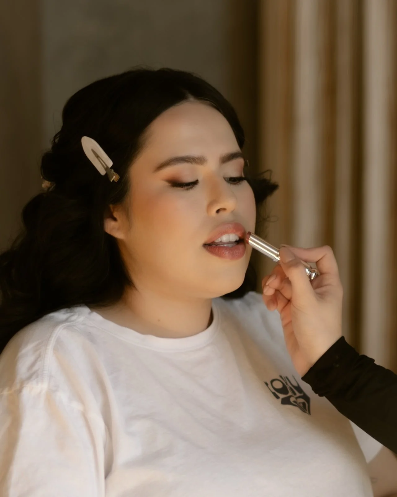 Finishing touches 💋💄

Photos: @byjennaroden 
Planning/app: @wedy.ai 
Coordinator: @saraelizabethweddingsandevents 

#bigsur #bigsurmakeupartist #bayareamakeupartist