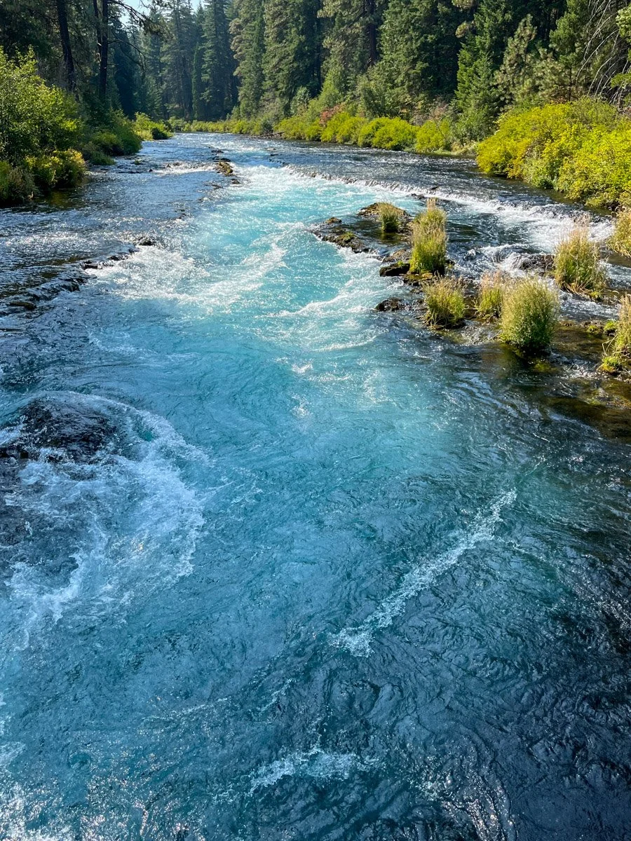 Metolius RIver flowing through faultlines