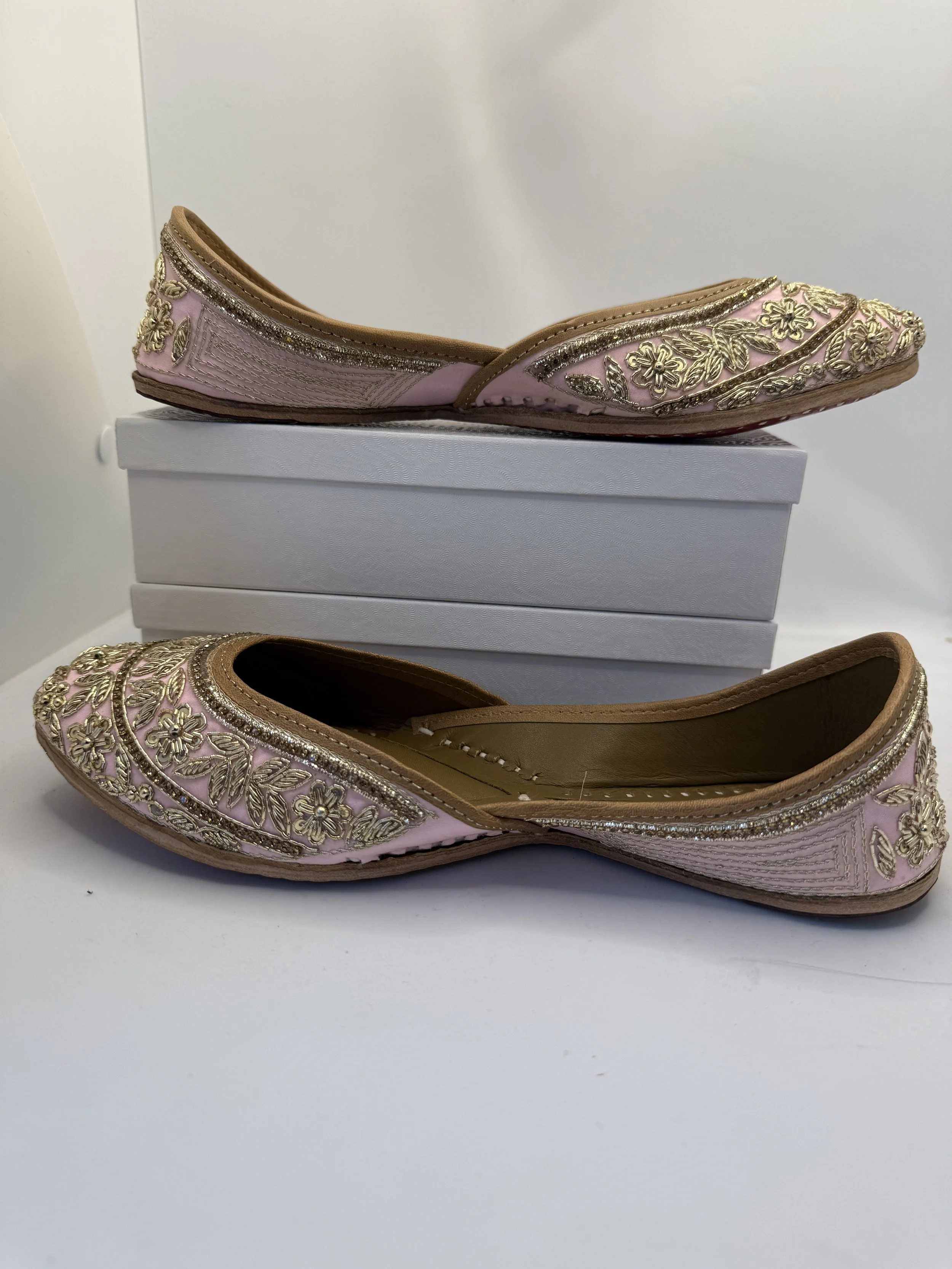 PINKY - Pink & Gold Embroidered Juttis