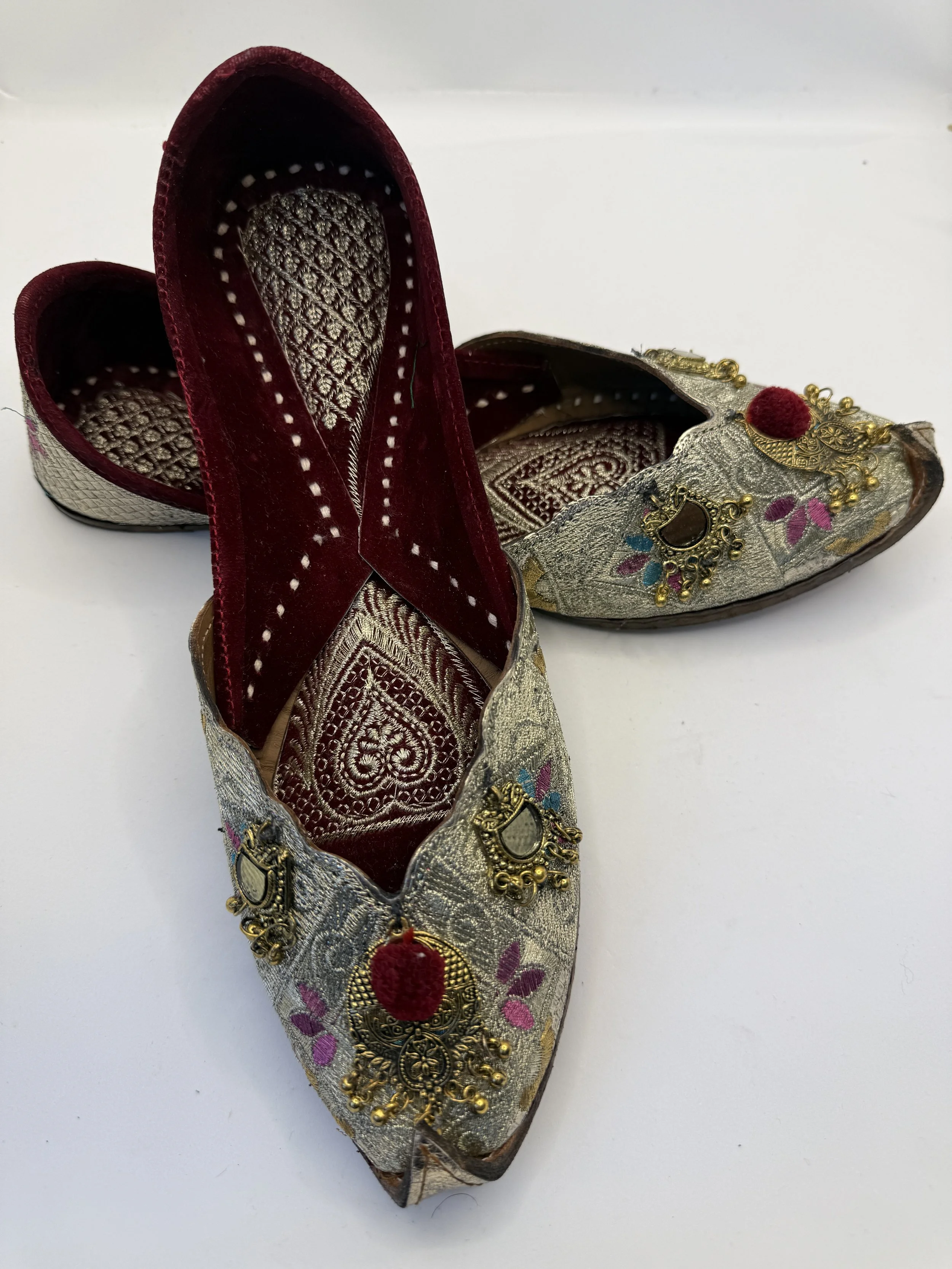 DESI - Elegance Embroidered Juttis
