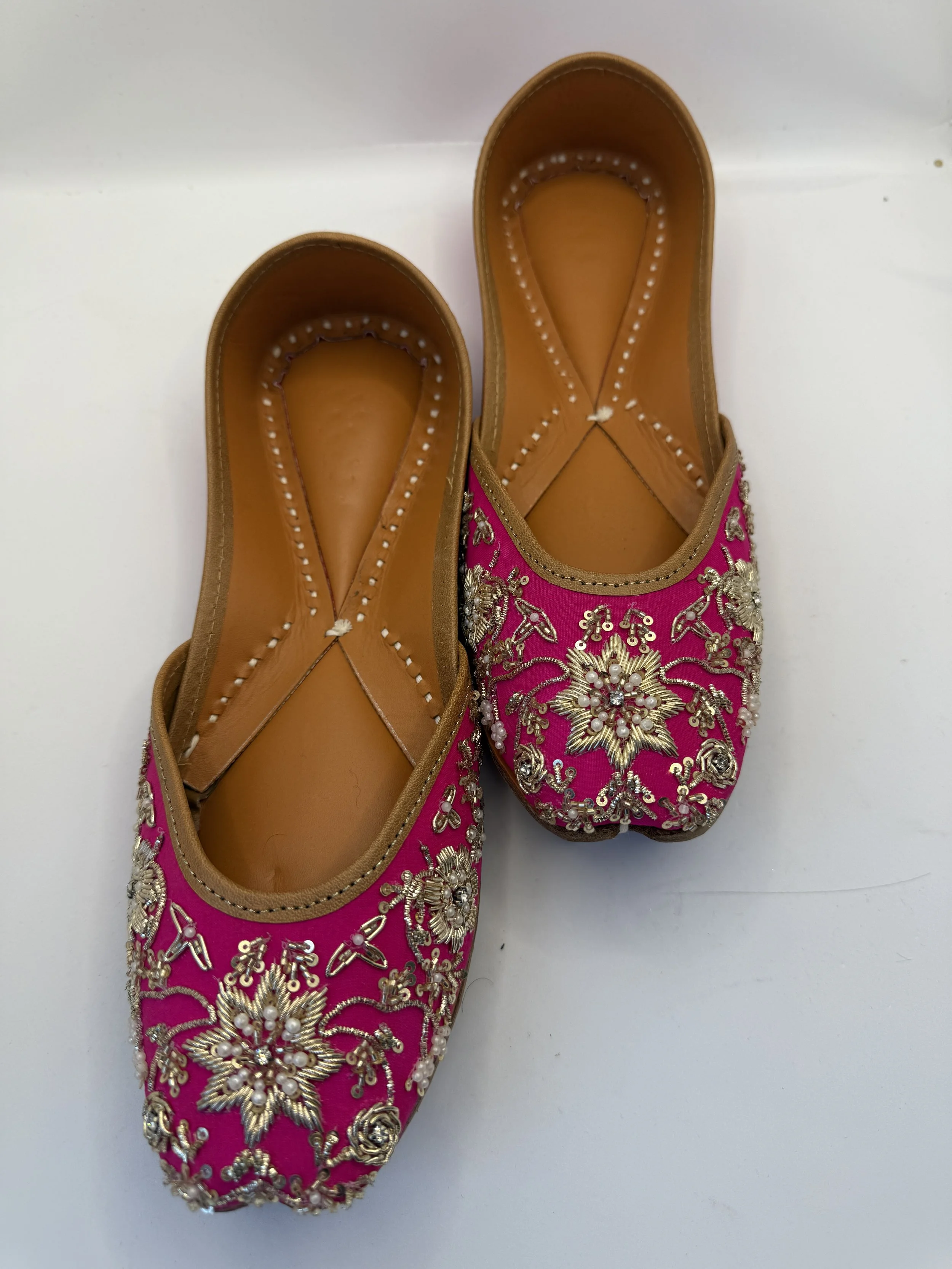 RANI - Magenta Embroidered Jutti