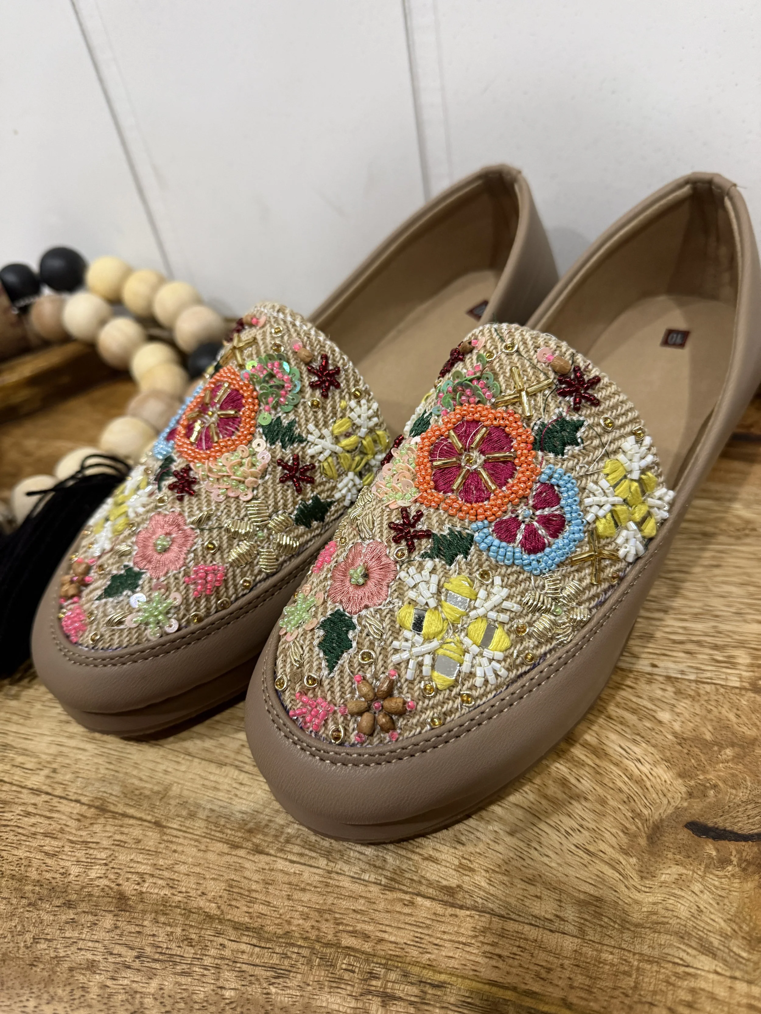 MIRA - Floral Embroidered Jutti