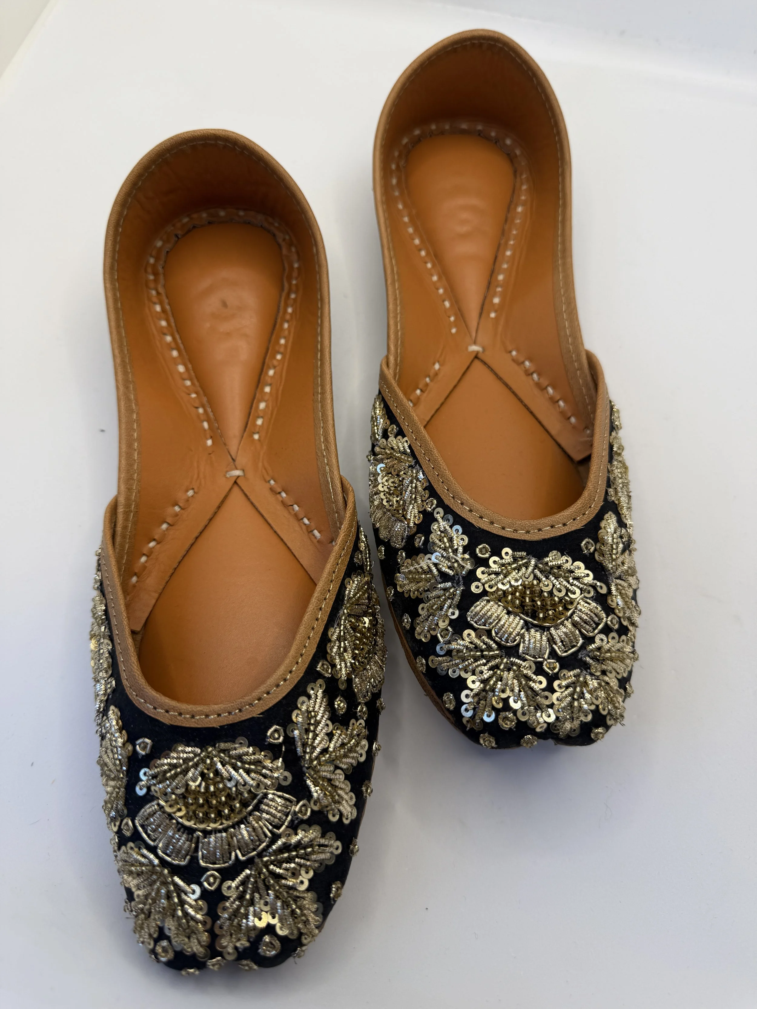 KALO - Black Embroidered Elegance Jutti