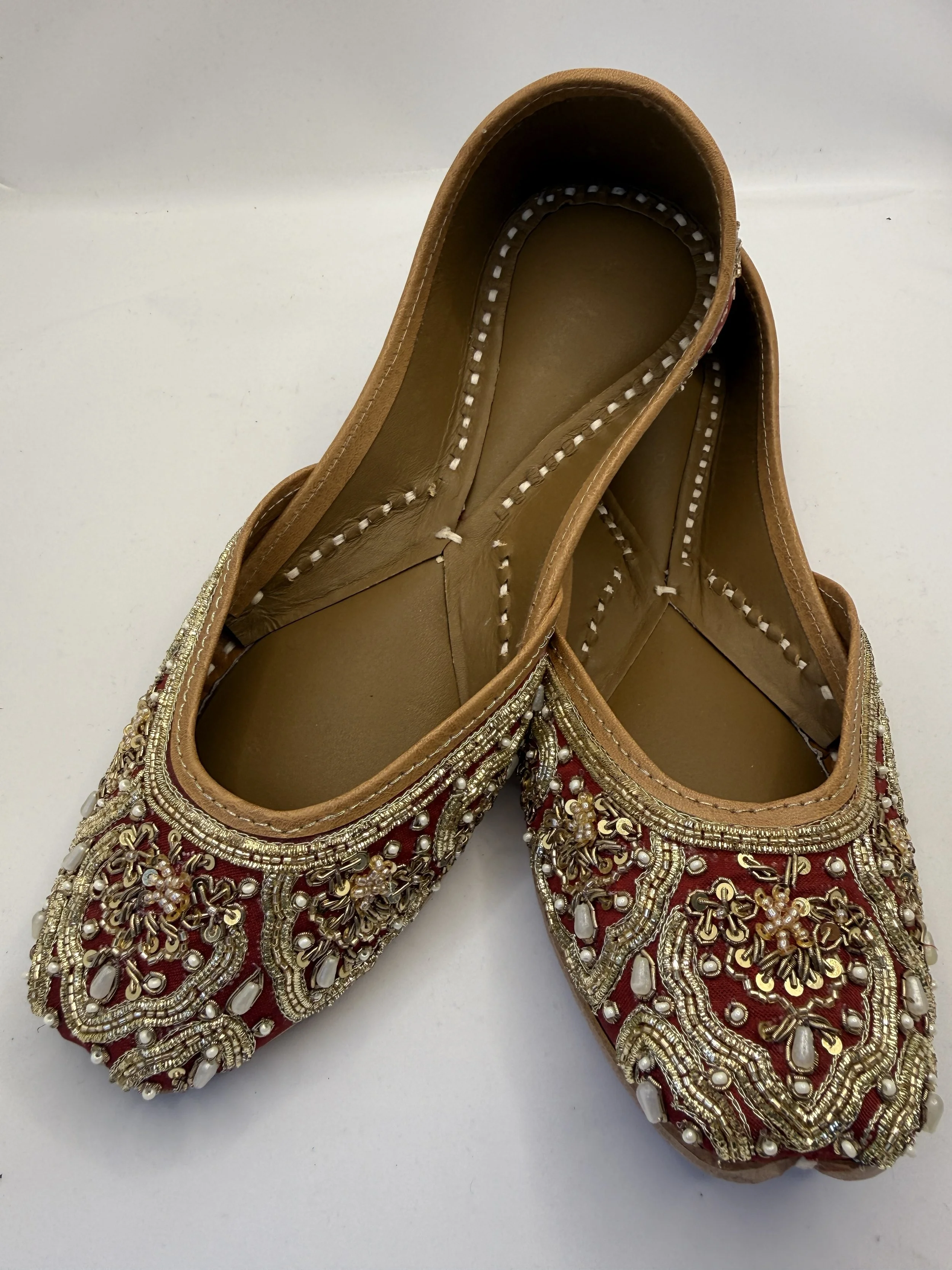 NABI - Beaded Embroidered Juttis