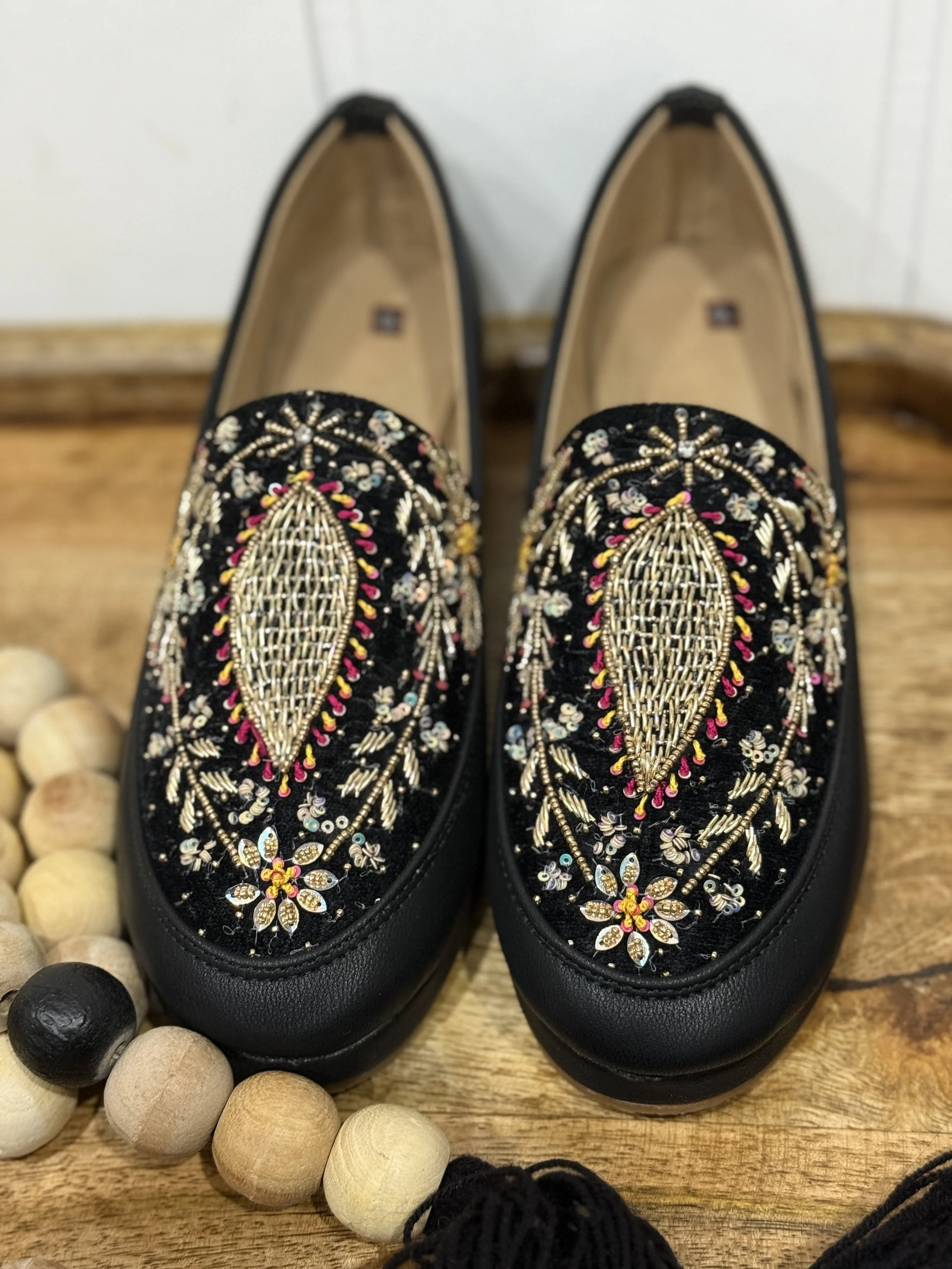 MONA - Embroidered Elegance Jutti