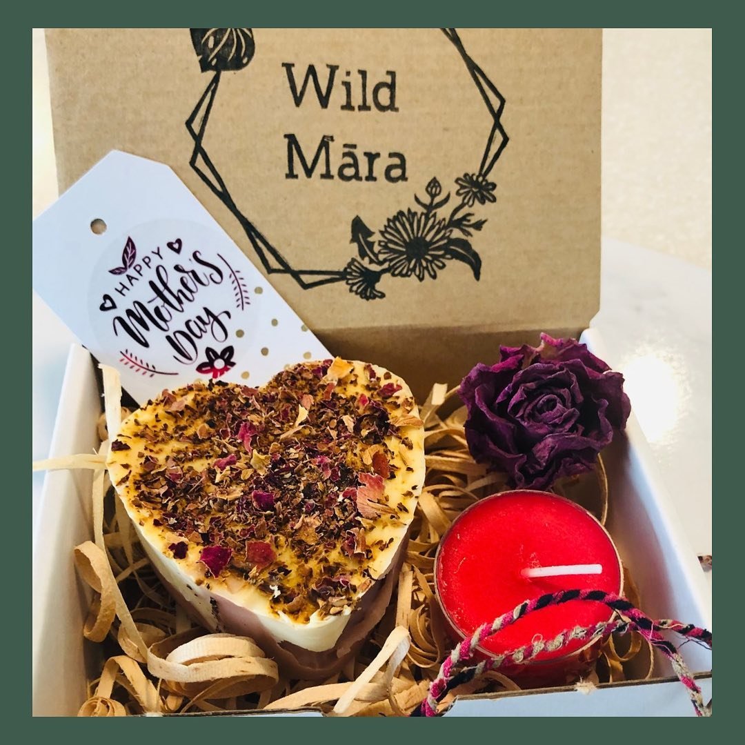 Mother&rsquo;s Day Rose Gift box 🌹

A beautiful smelling Coco Rose heart shaped Soap plus a tea light candle scented with &ldquo;Love Spell&rdquo; wrapped up in wood wool, rose petals &amp; trade aid recycled sari twine. Plus gift tag. 

$18:50
(val