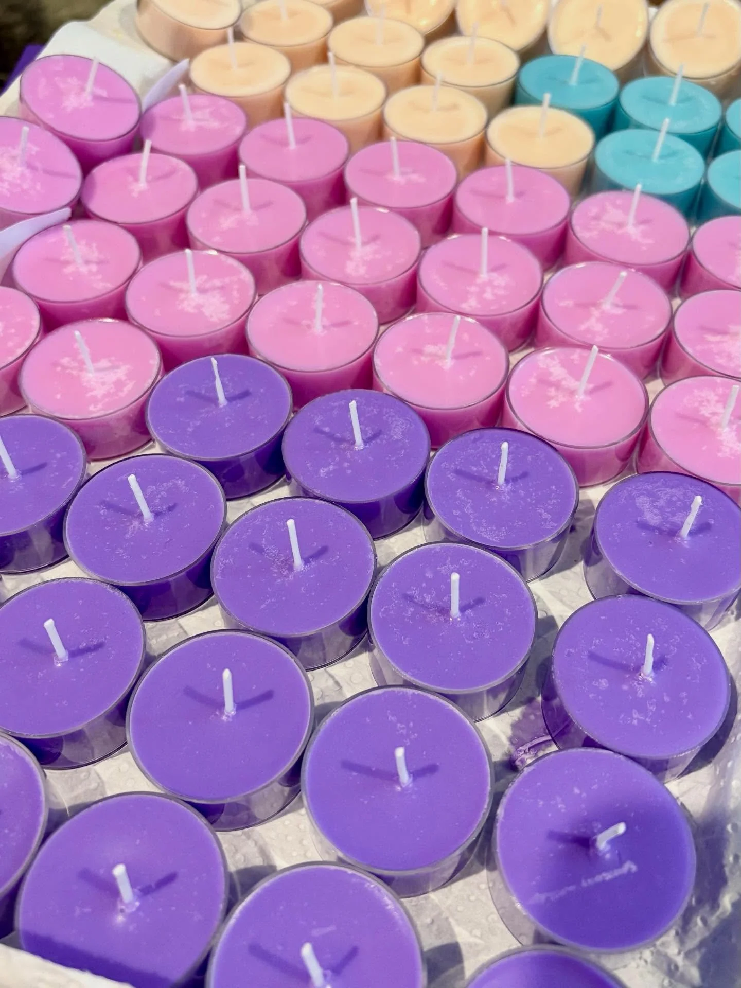 Smells soooo good!!!!!

Busy making tea light candles ready for the Christmas release. 

I&rsquo;m loving these colours 💕