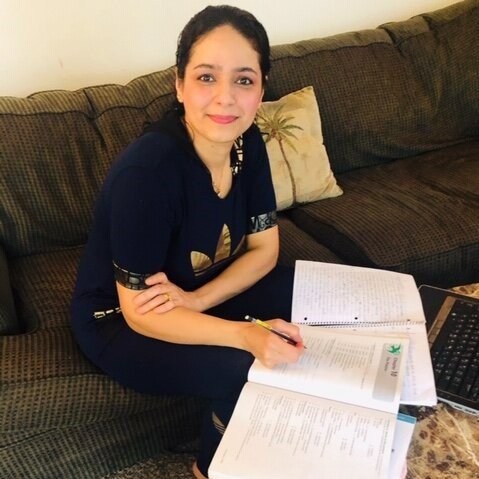Foto de Zinah estudiando con los deberes