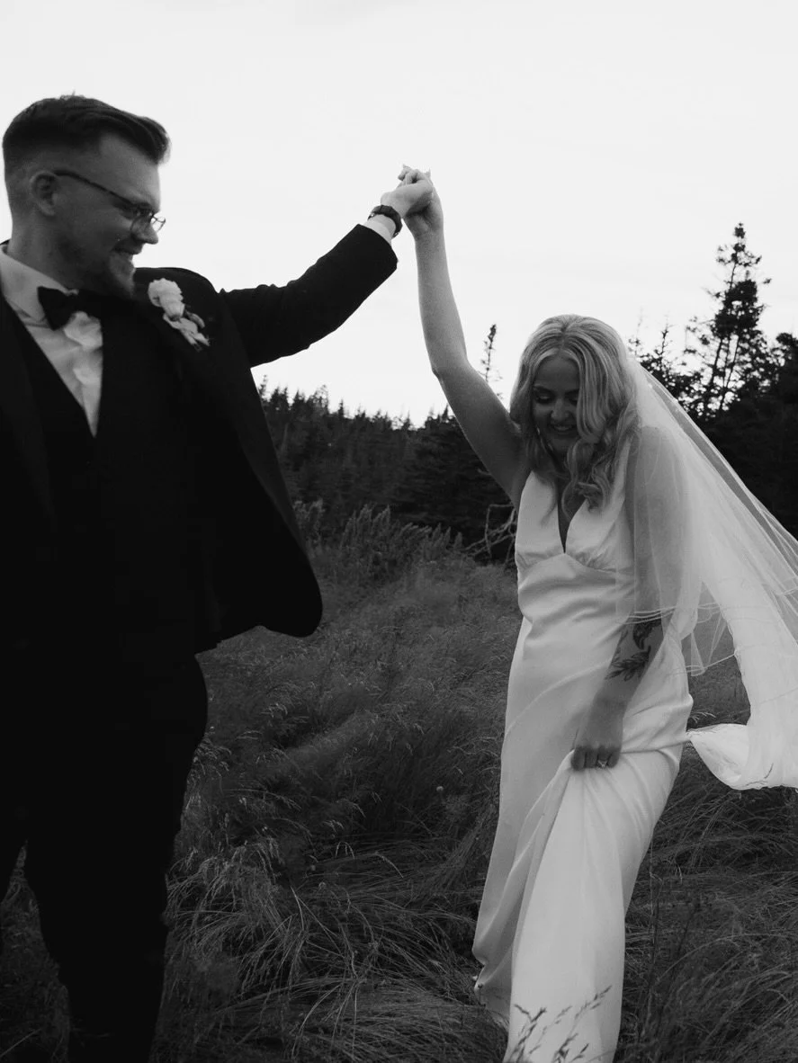 Consider this your permission to ditch the party for five minutes, chase the last light, and grab the veil on your way out ✨