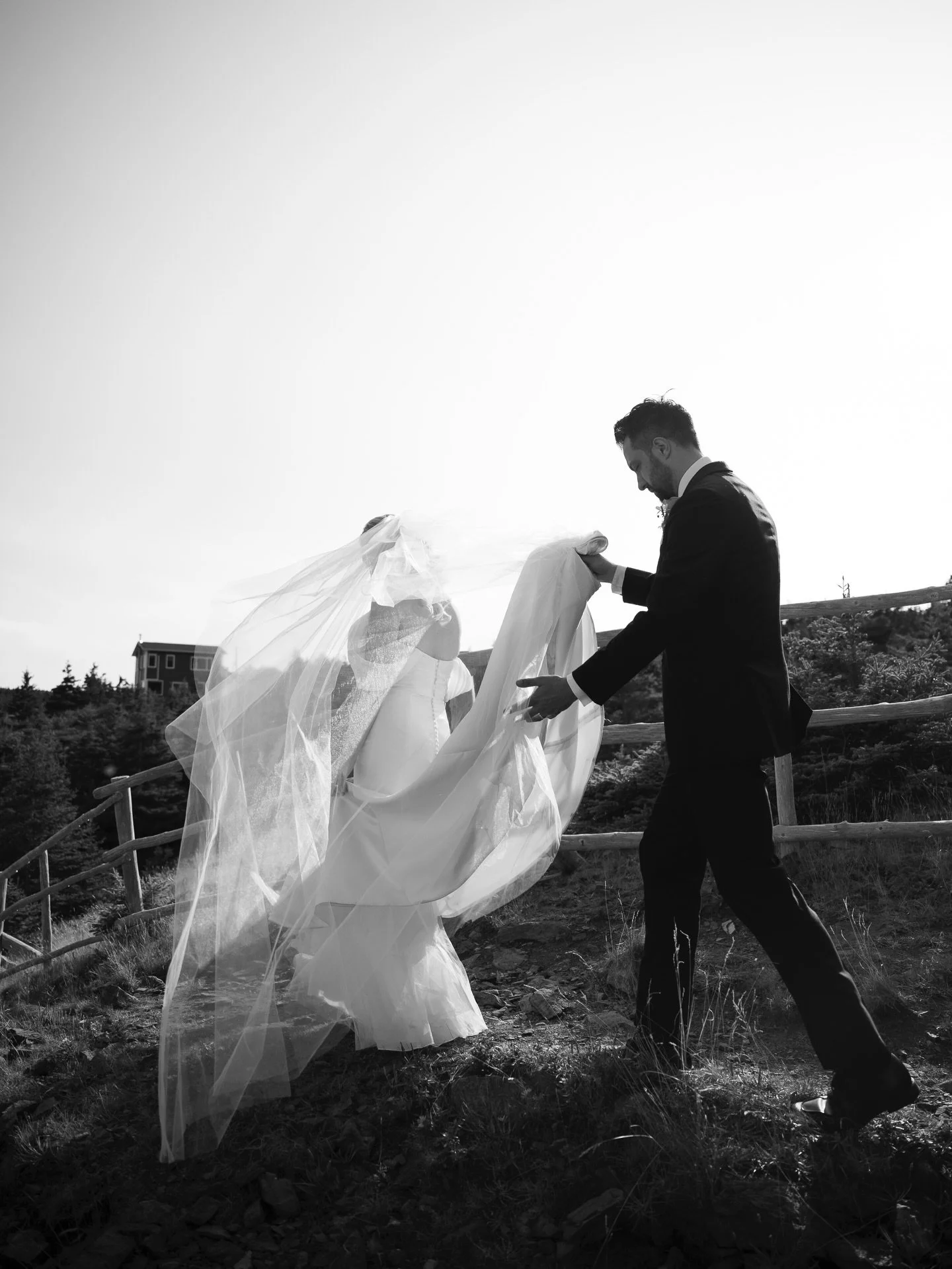 Not every wedding timeline has space for a little adventure, but when it does, the coastline in Flatrock is always worth it 🤍

A short hike with your bridal party, veils in the wind, ocean օդ in the background, and a few quiet minutes away from the 