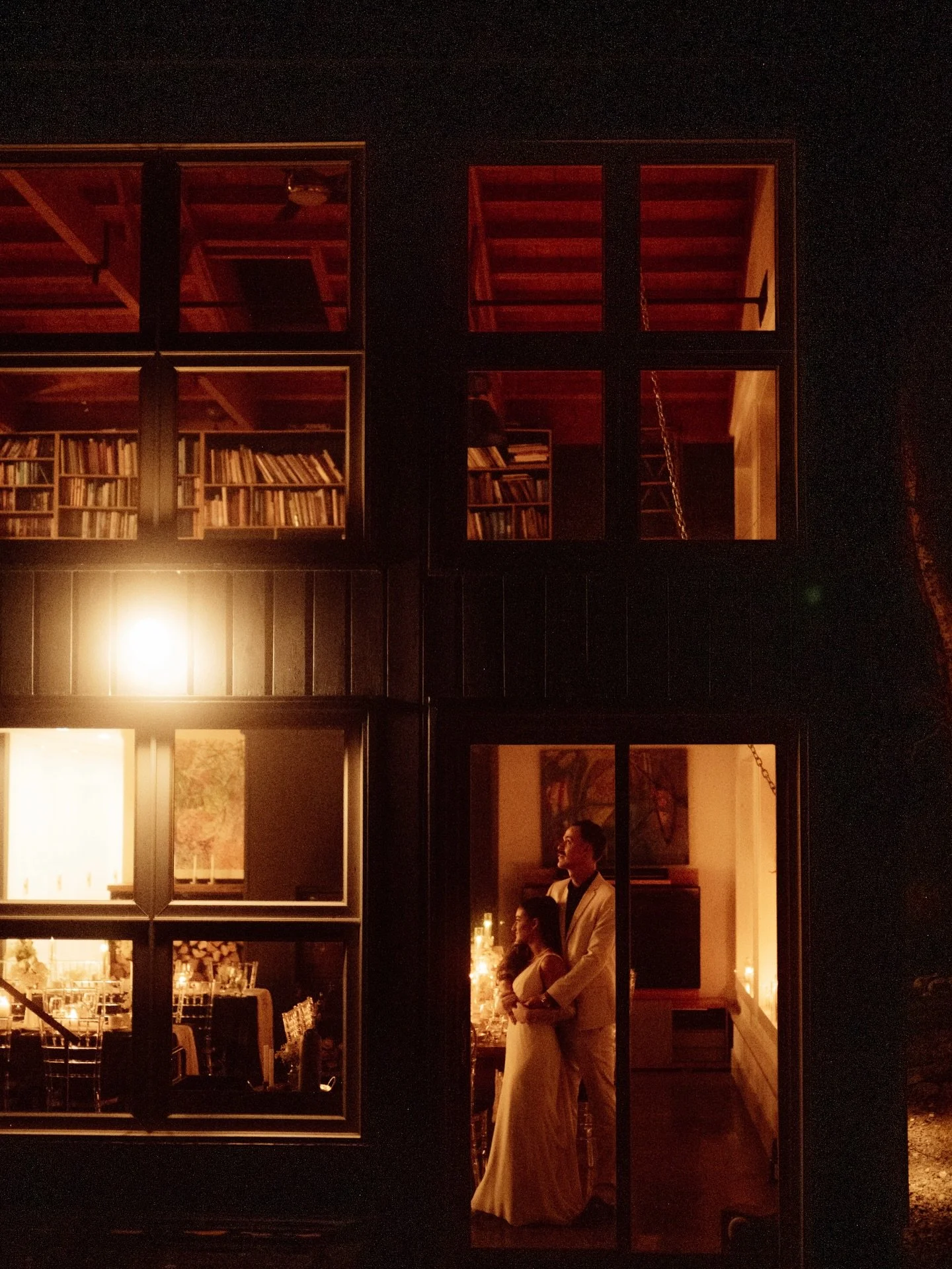 Candlelit love on the eve of their wedding 🤍