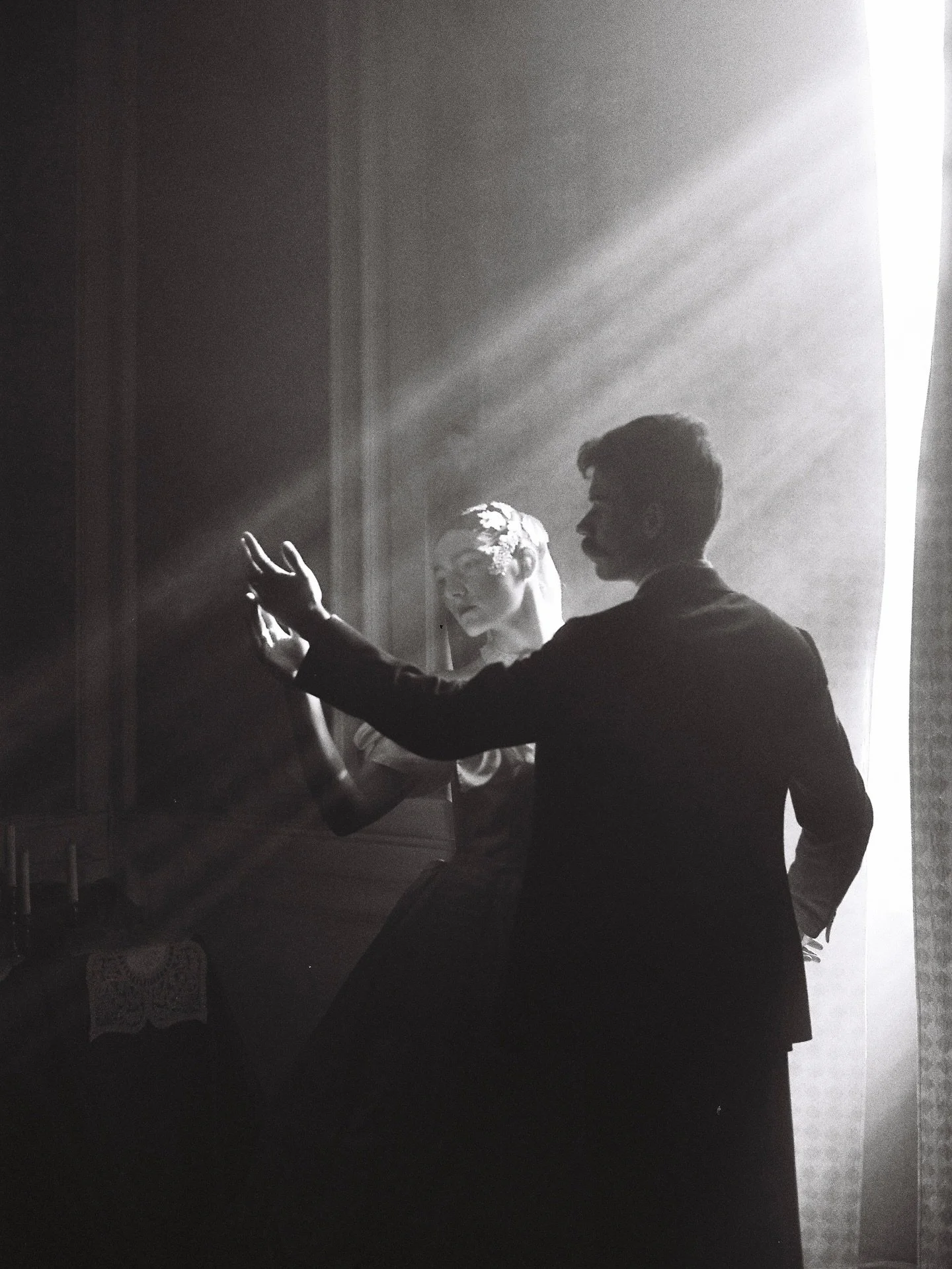 A little preview from the Nostalgia workshop 🤍
Captured on 35mm BwXX@cinestillfilm 
Chasing light, shadow, and everything in between.
-
-
-
Credits 🥀

Speakers: Studio Babel @studio.babel
Couple: Hanna&amp;Todar

Concept &amp; Hosting: @ninaanddare