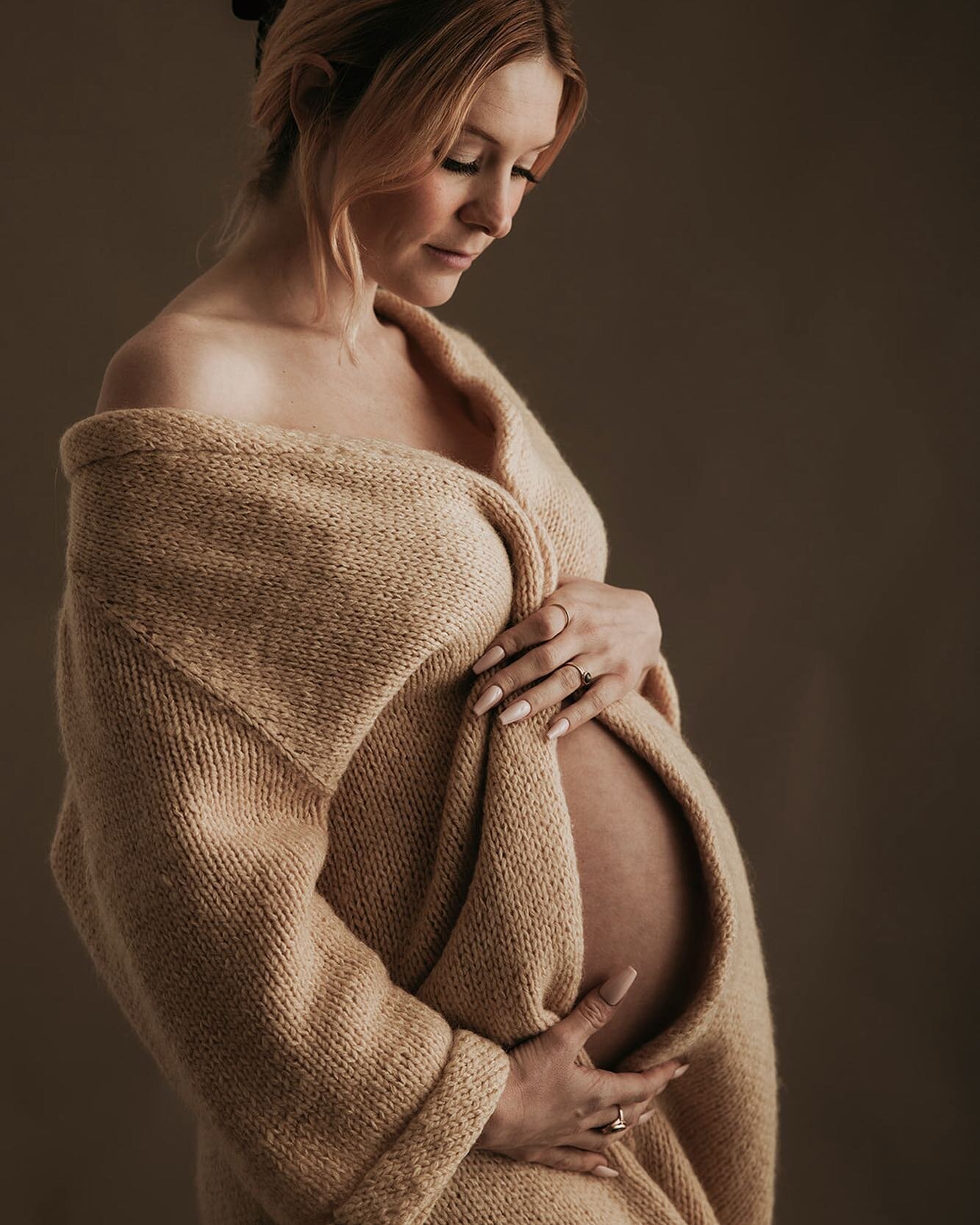We went with natural colors for this maternity of shot @space.ailien to set a soft, graceful mood. Click link in bio and send a DM to book a maternity shoot!