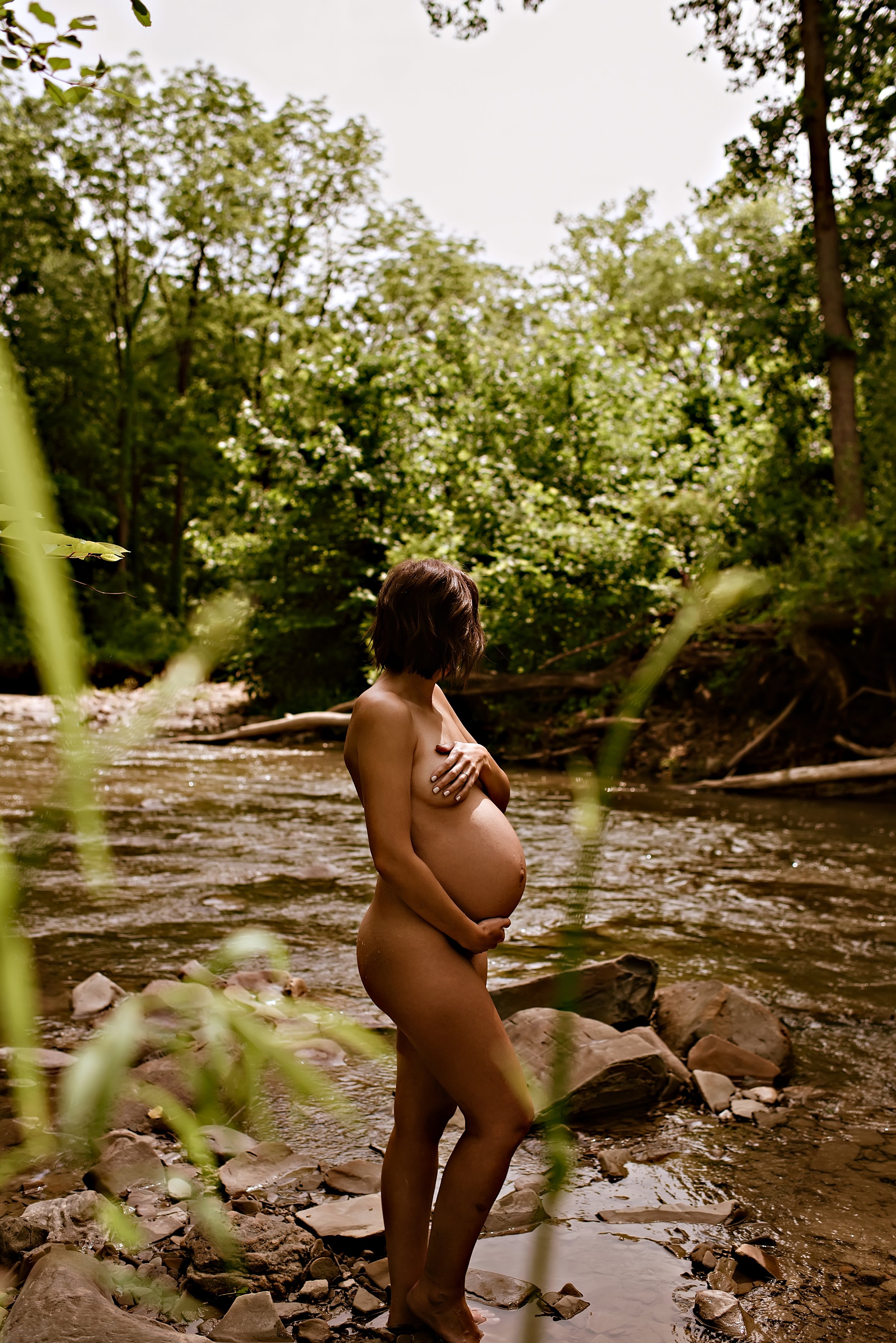 cleveland-ohio-maternity-boudoir-photographer-outdoor-creek-40.jpg