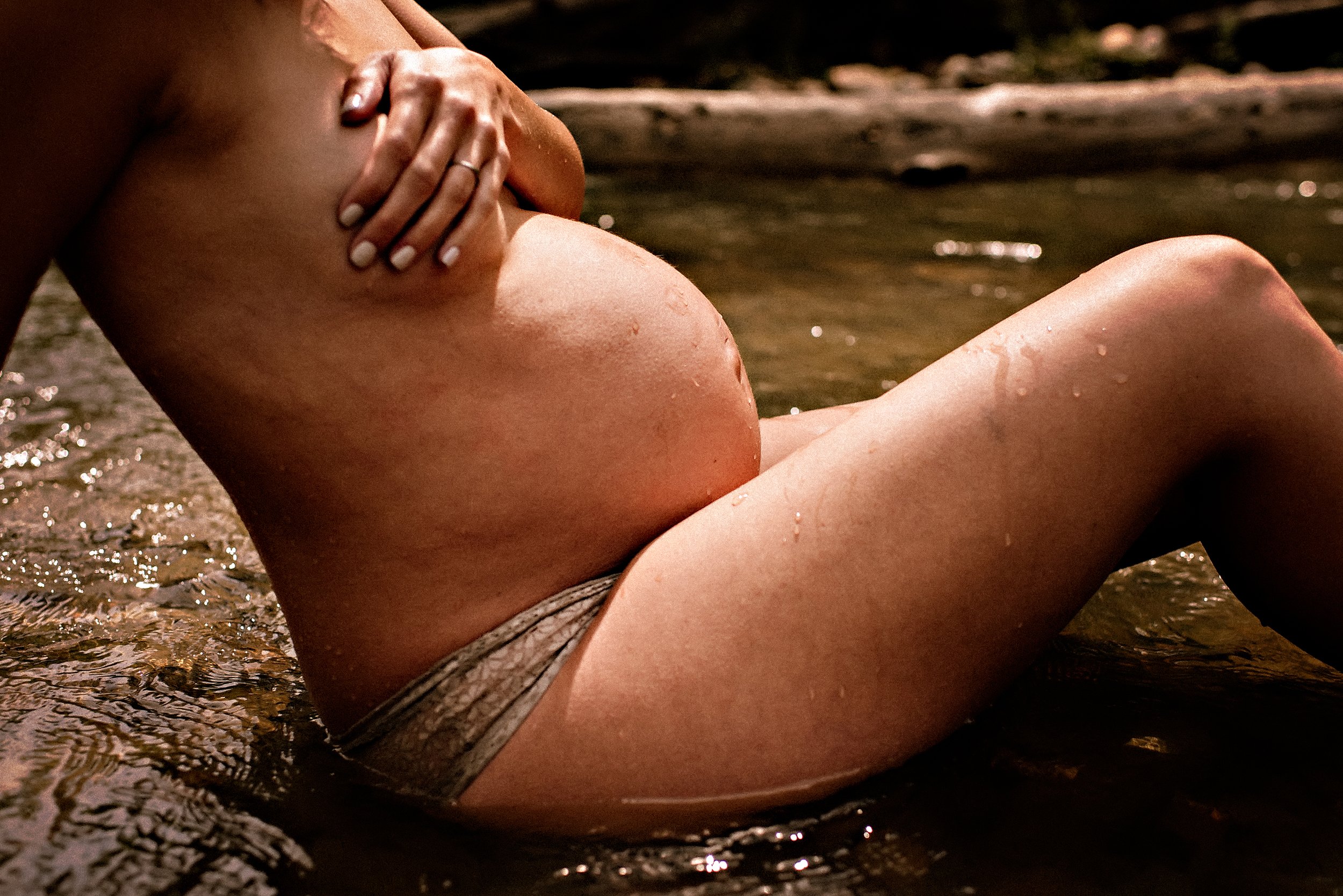 cleveland-ohio-maternity-boudoir-photographer-outdoor-creek-33.jpg