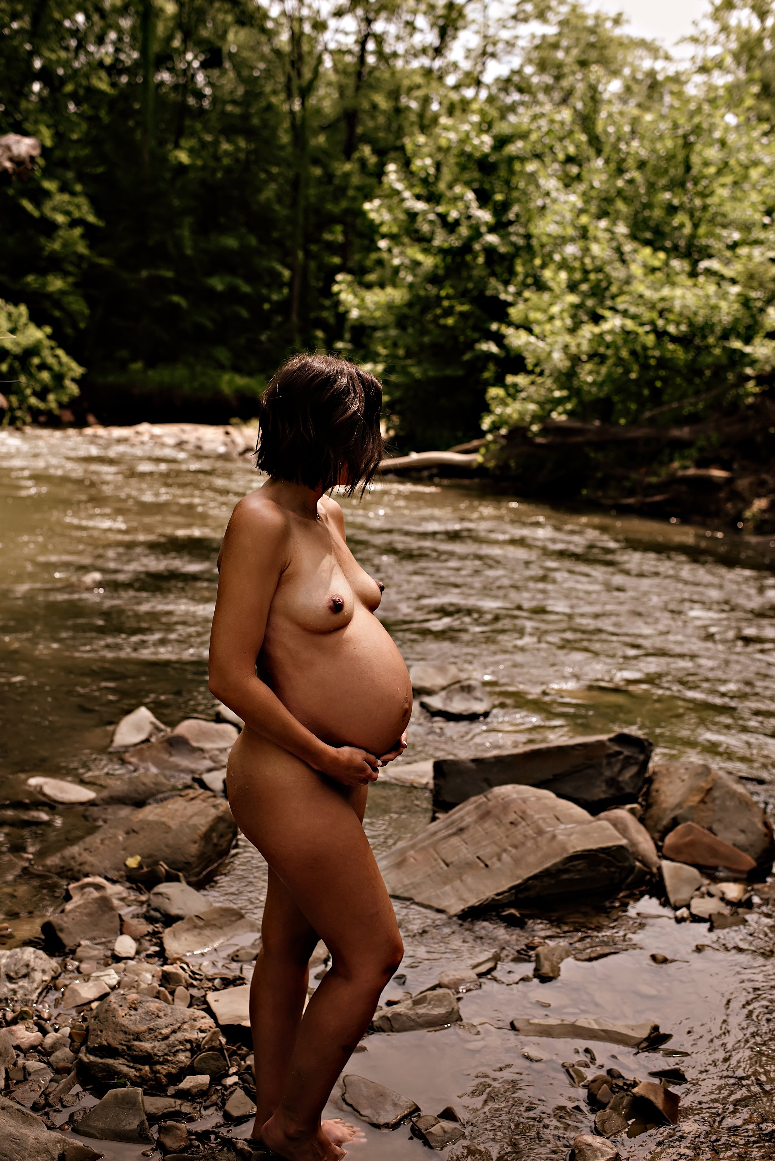 cleveland-ohio-maternity-boudoir-photographer-outdoor-creek-35.jpg
