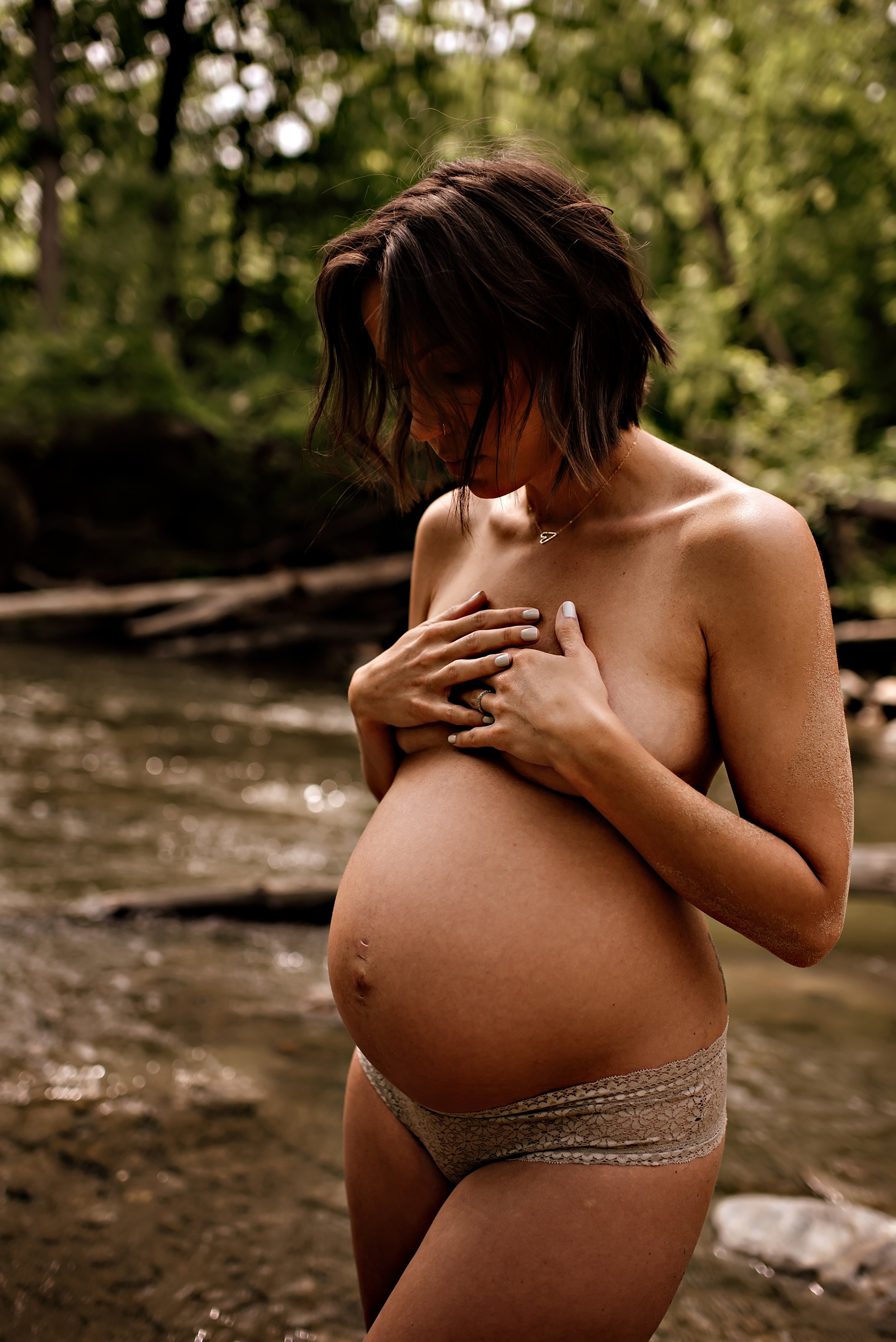 cleveland-ohio-maternity-boudoir-photographer-outdoor-creek-23.jpg