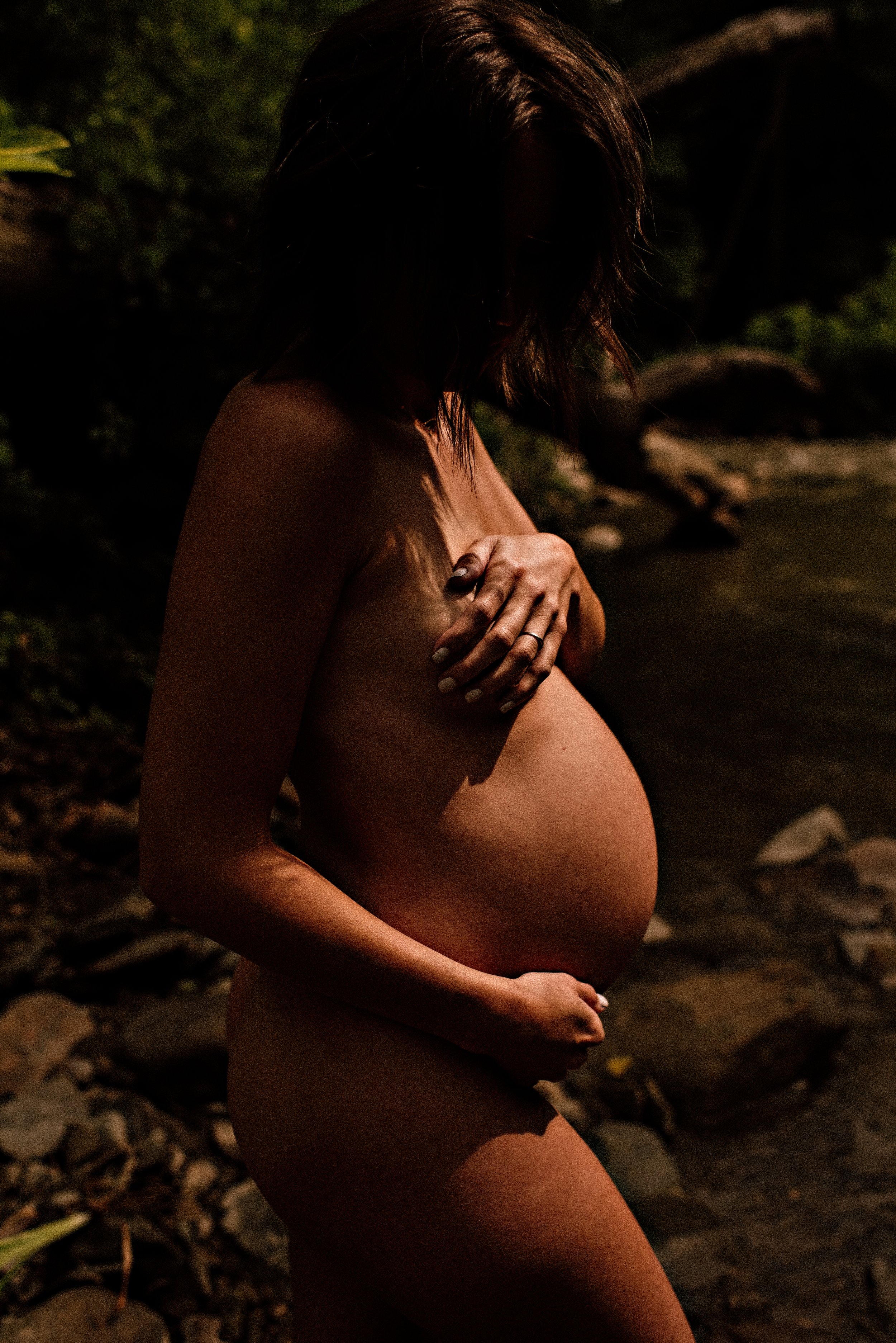 cleveland-ohio-maternity-boudoir-photographer-outdoor-creek-52.jpg