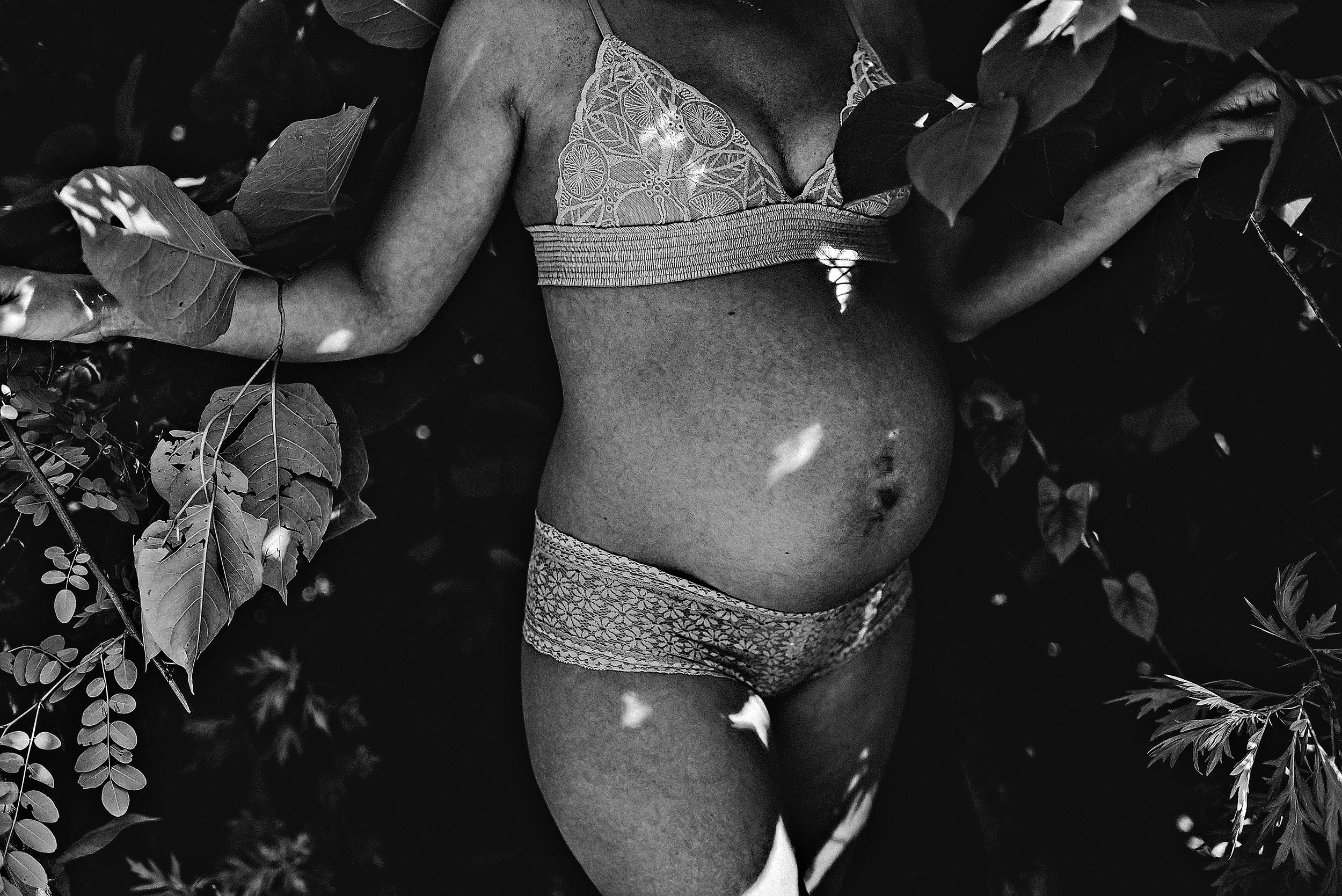 cleveland-ohio-maternity-boudoir-photographer-outdoor-creek-1.jpg