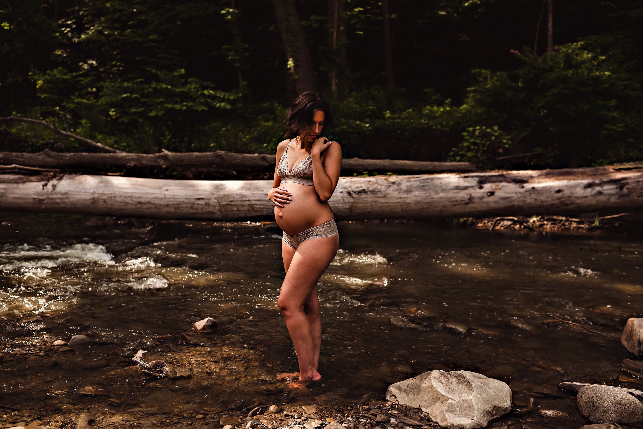 cleveland-ohio-maternity-boudoir-photographer-outdoor-creek-6.jpg