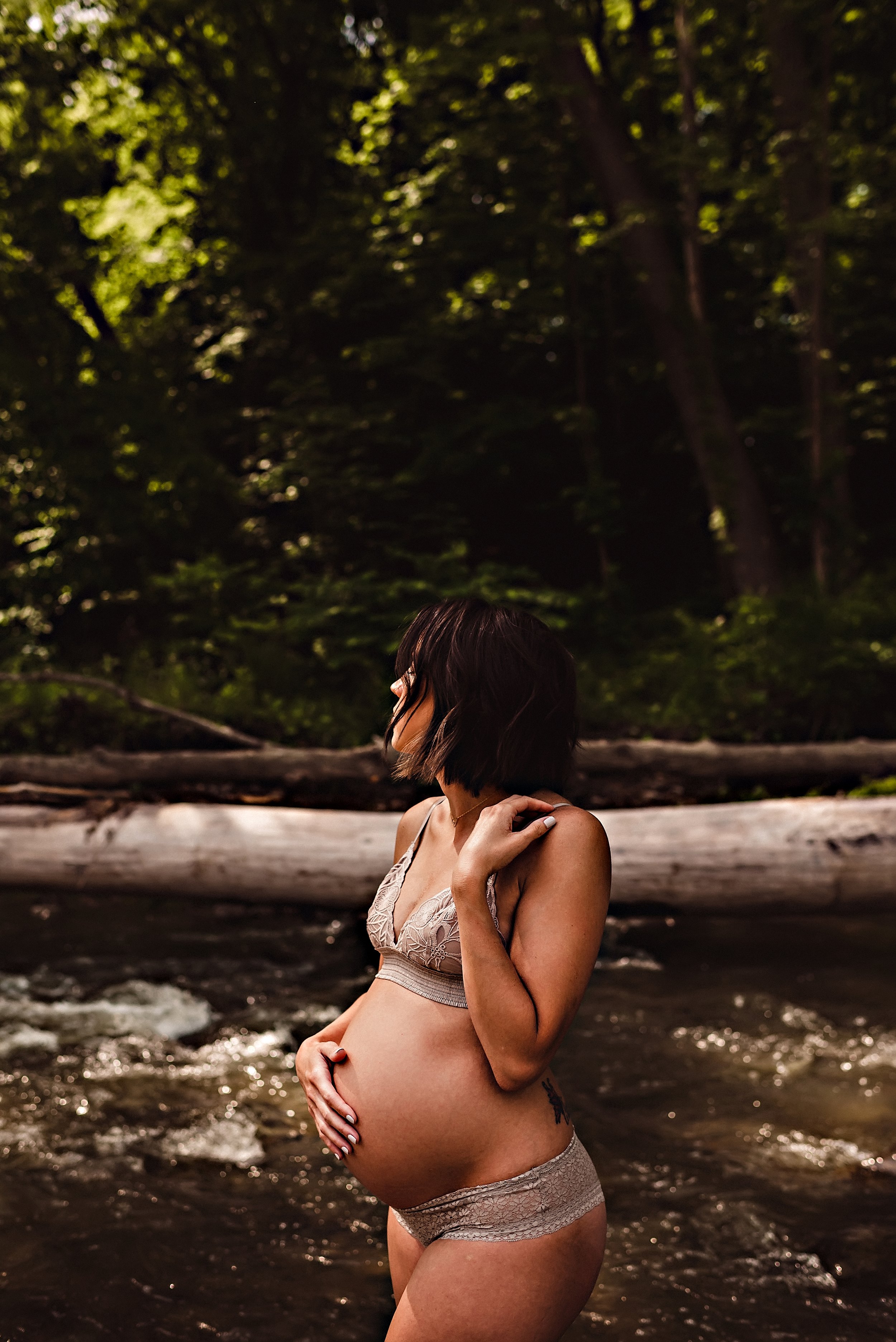 cleveland-ohio-maternity-boudoir-photographer-outdoor-creek-7.jpg