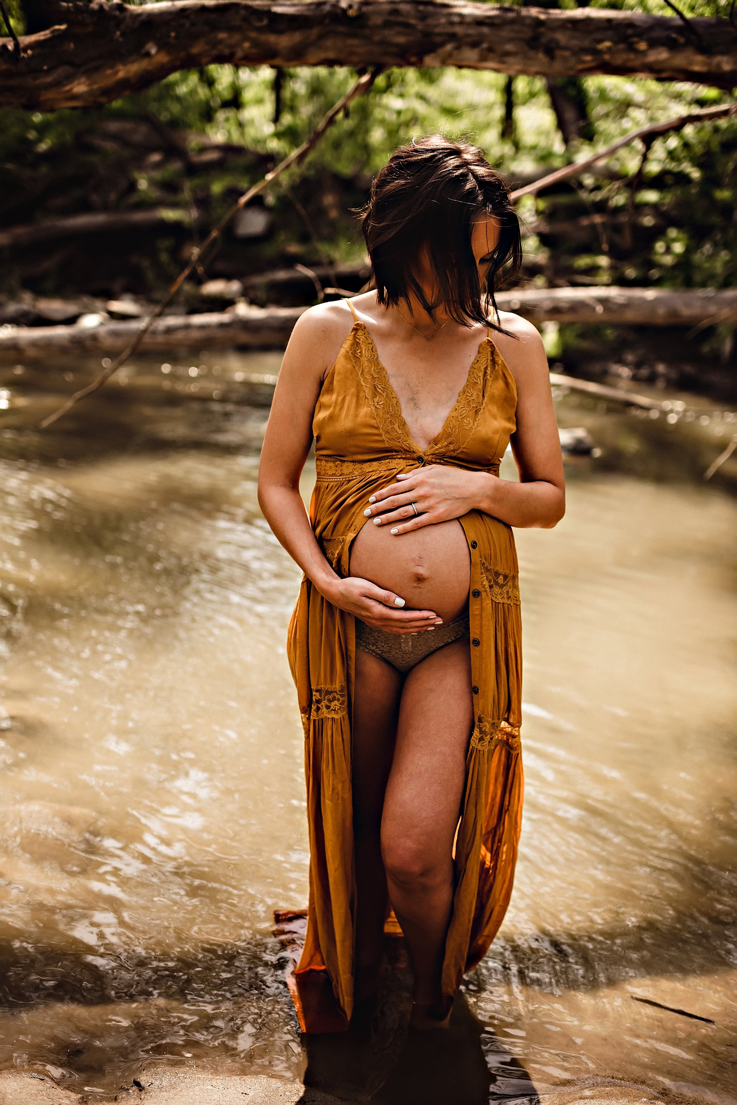 cleveland-ohio-maternity-boudoir-photographer-outdoor-creek-10.jpg