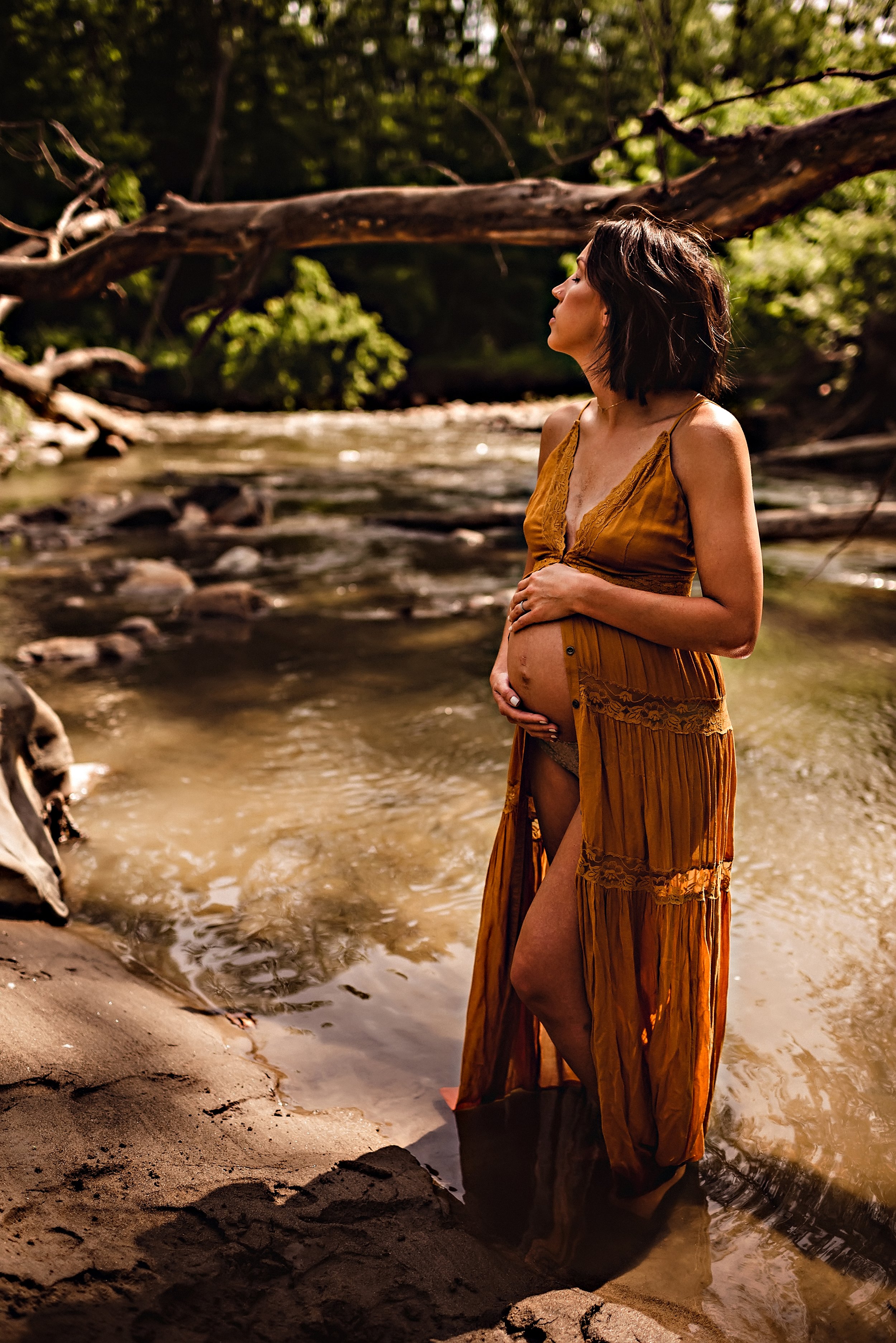 cleveland-ohio-maternity-boudoir-photographer-outdoor-creek-13.jpg