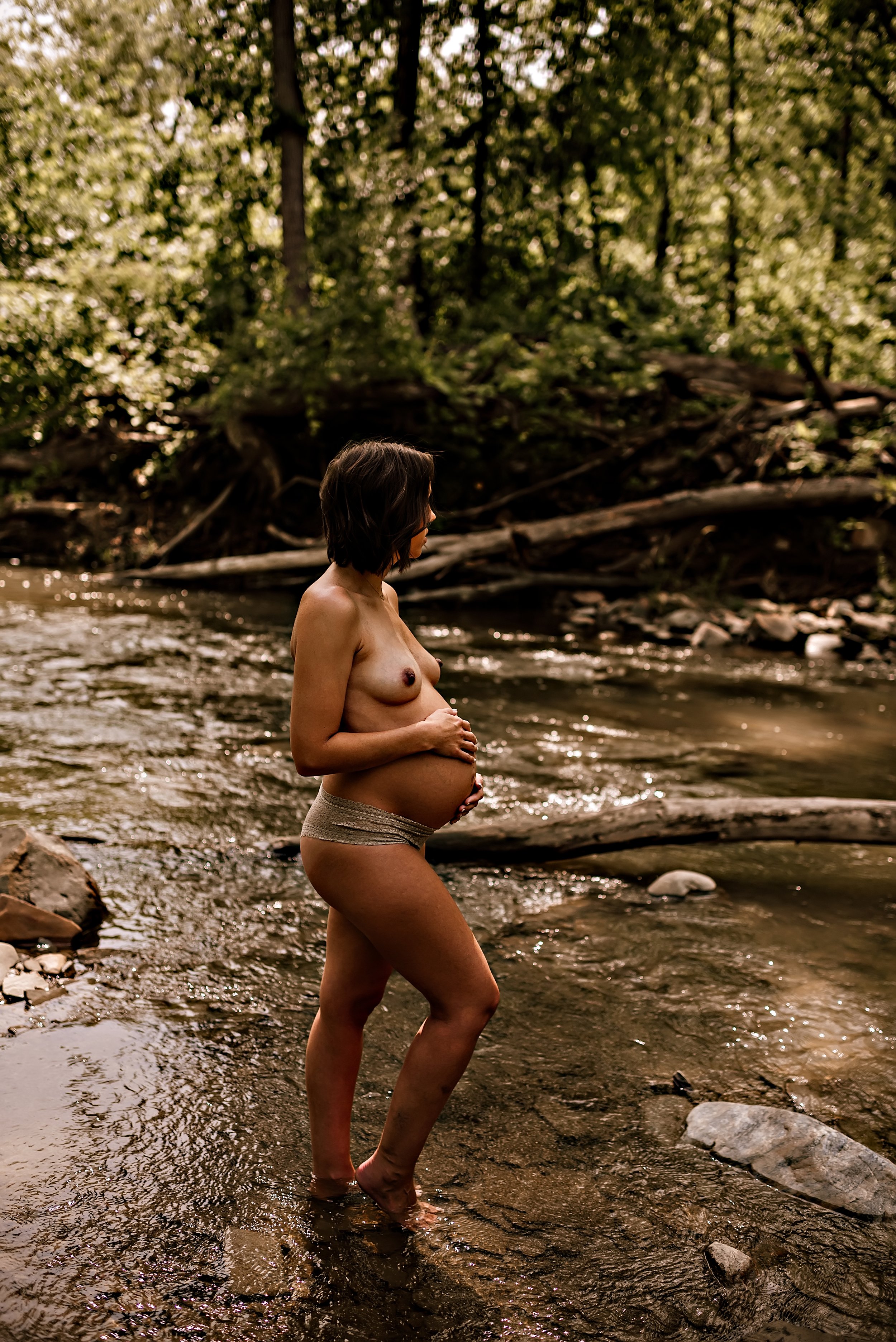 cleveland-ohio-maternity-boudoir-photographer-outdoor-creek-20.jpg