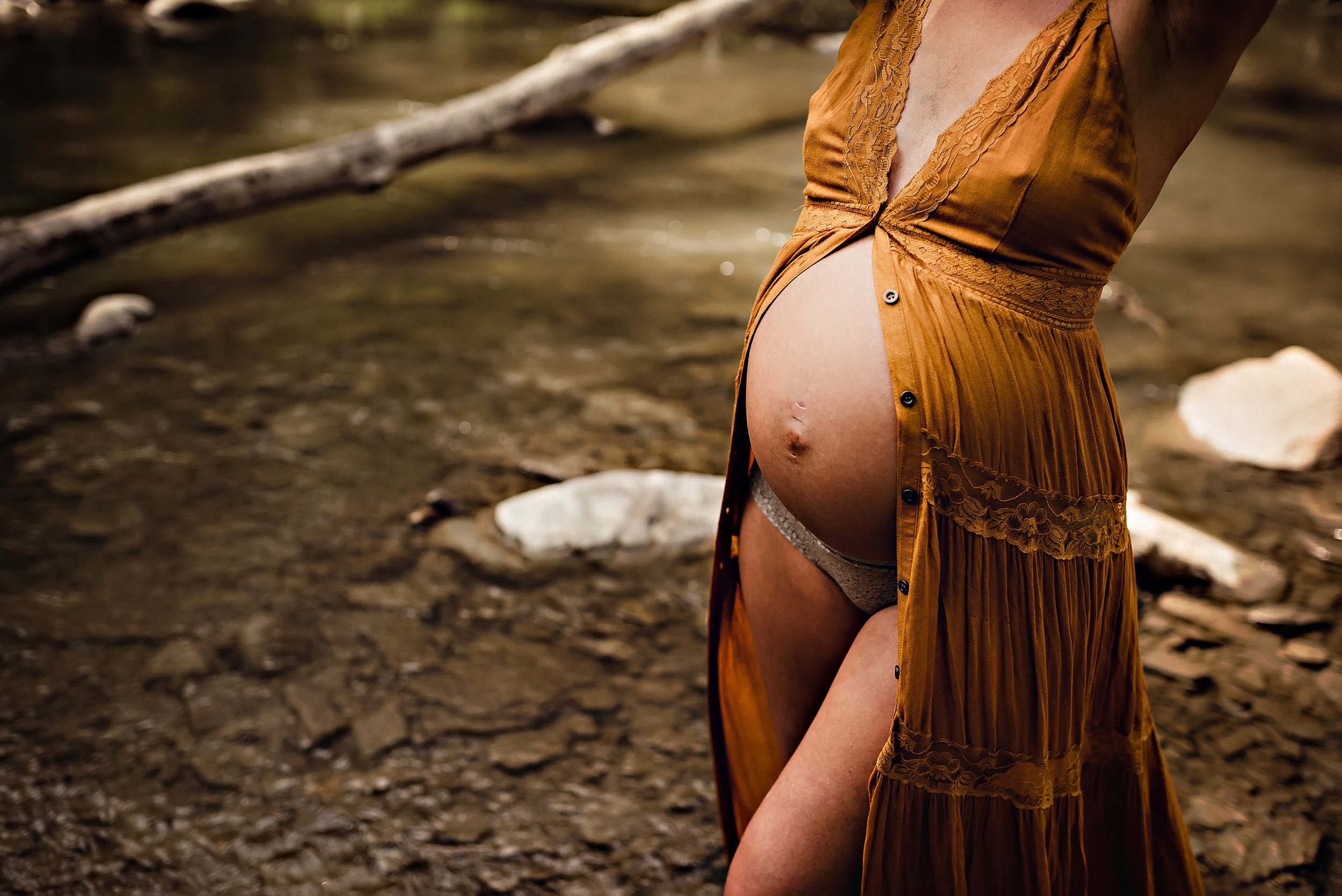 cleveland-ohio-maternity-boudoir-photographer-outdoor-creek-26.jpg