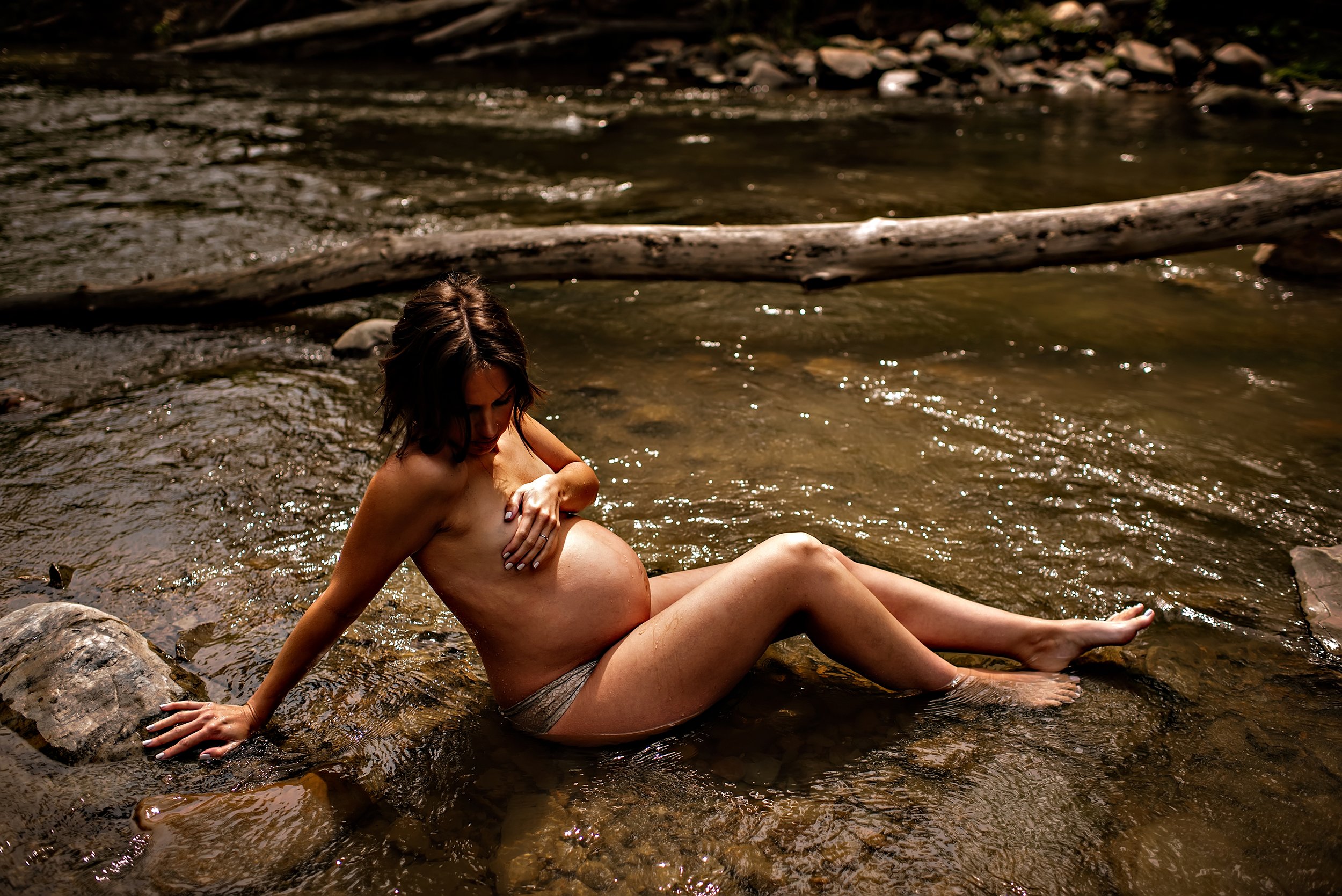 cleveland-ohio-maternity-boudoir-photographer-outdoor-creek-31.jpg