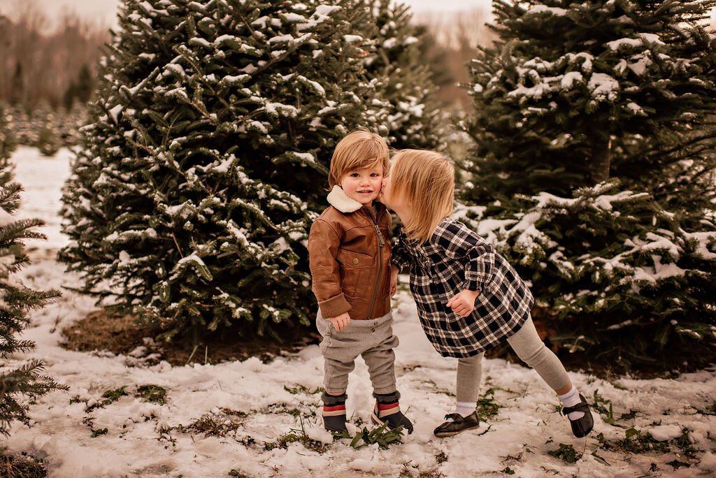 outdoor-winter-snow-tree-farm-christmas-photos-holiday-family-session-sugar-pines-chesterland-ohio (11).jpeg