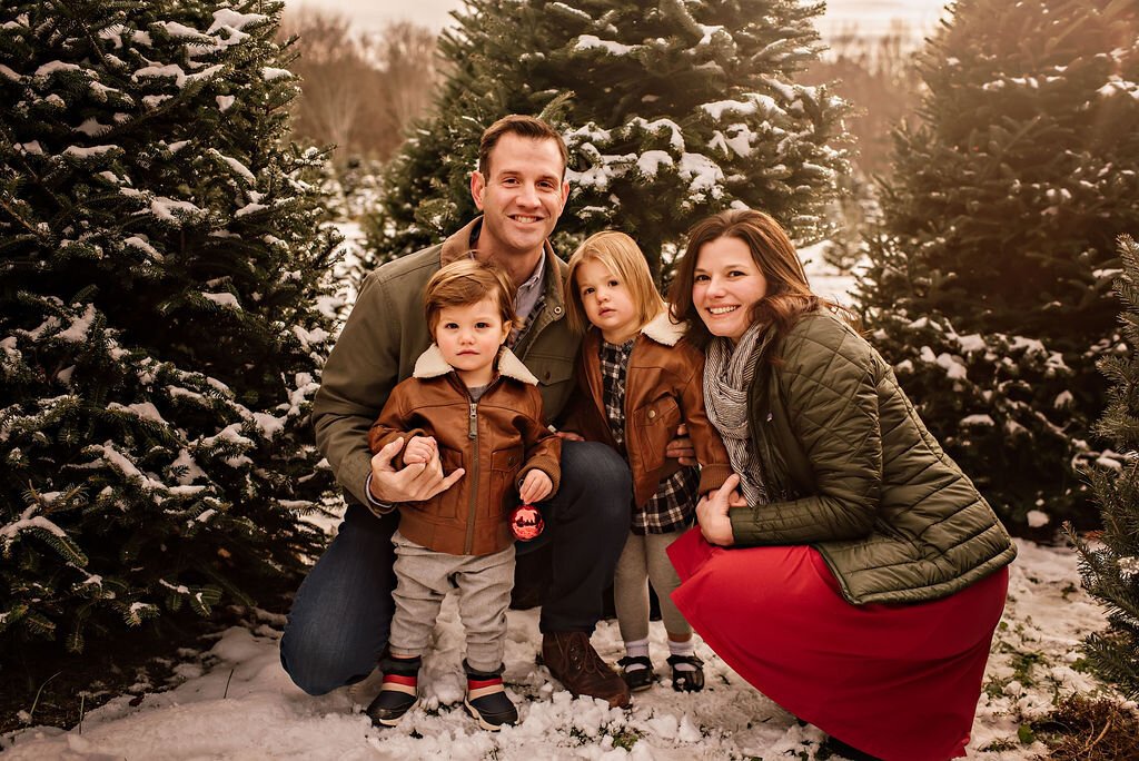 outdoor-winter-snow-tree-farm-christmas-photos-holiday-family-session-sugar-pines-chesterland-ohio (10).jpeg