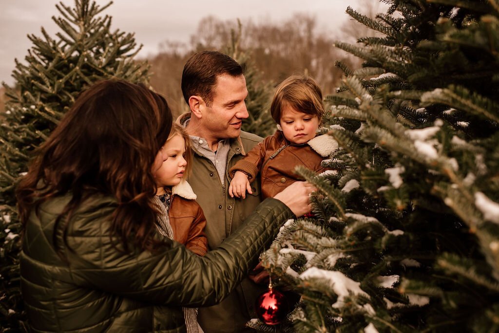 outdoor-winter-snow-tree-farm-christmas-photos-holiday-family-session-sugar-pines-chesterland-ohio (9).jpeg