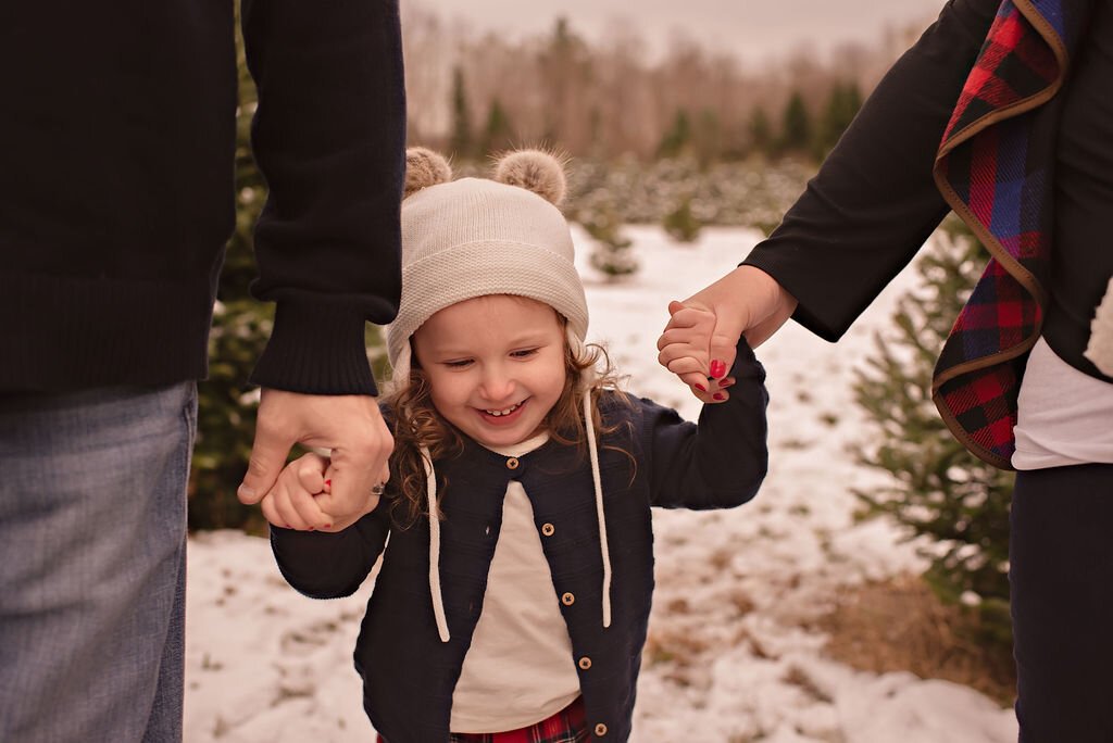 outdoor-winter-snow-tree-farm-christmas-photos-holiday-family-session-sugar-pines-chesterland-ohio (8).jpeg