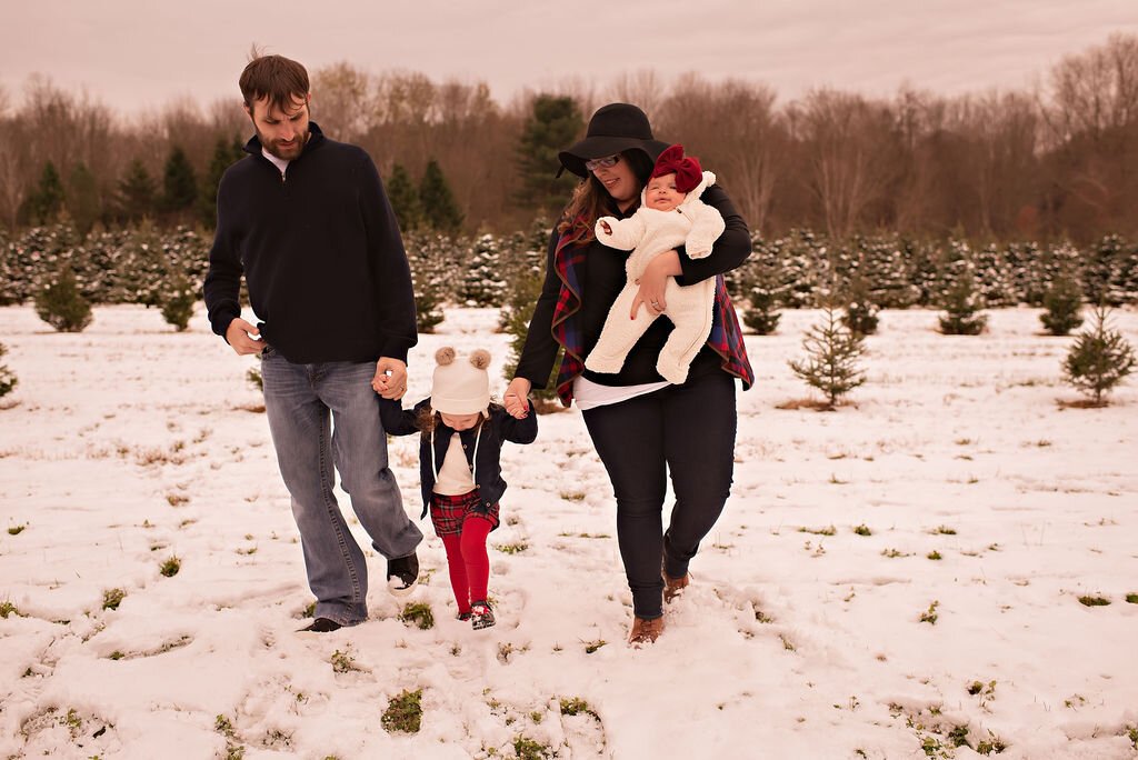 outdoor-winter-snow-tree-farm-christmas-photos-holiday-family-session-sugar-pines-chesterland-ohio (7).jpeg