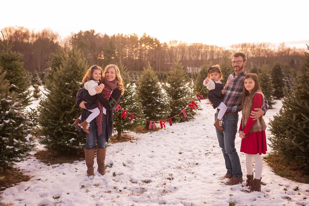 outdoor-winter-snow-tree-farm-christmas-photos-holiday-family-session-sugar-pines-chesterland-ohio (5).jpeg