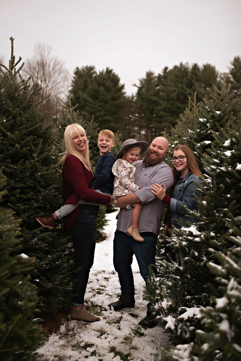 outdoor-winter-snow-tree-farm-christmas-photos-holiday-family-session-sugar-pines-chesterland-ohio.jpeg