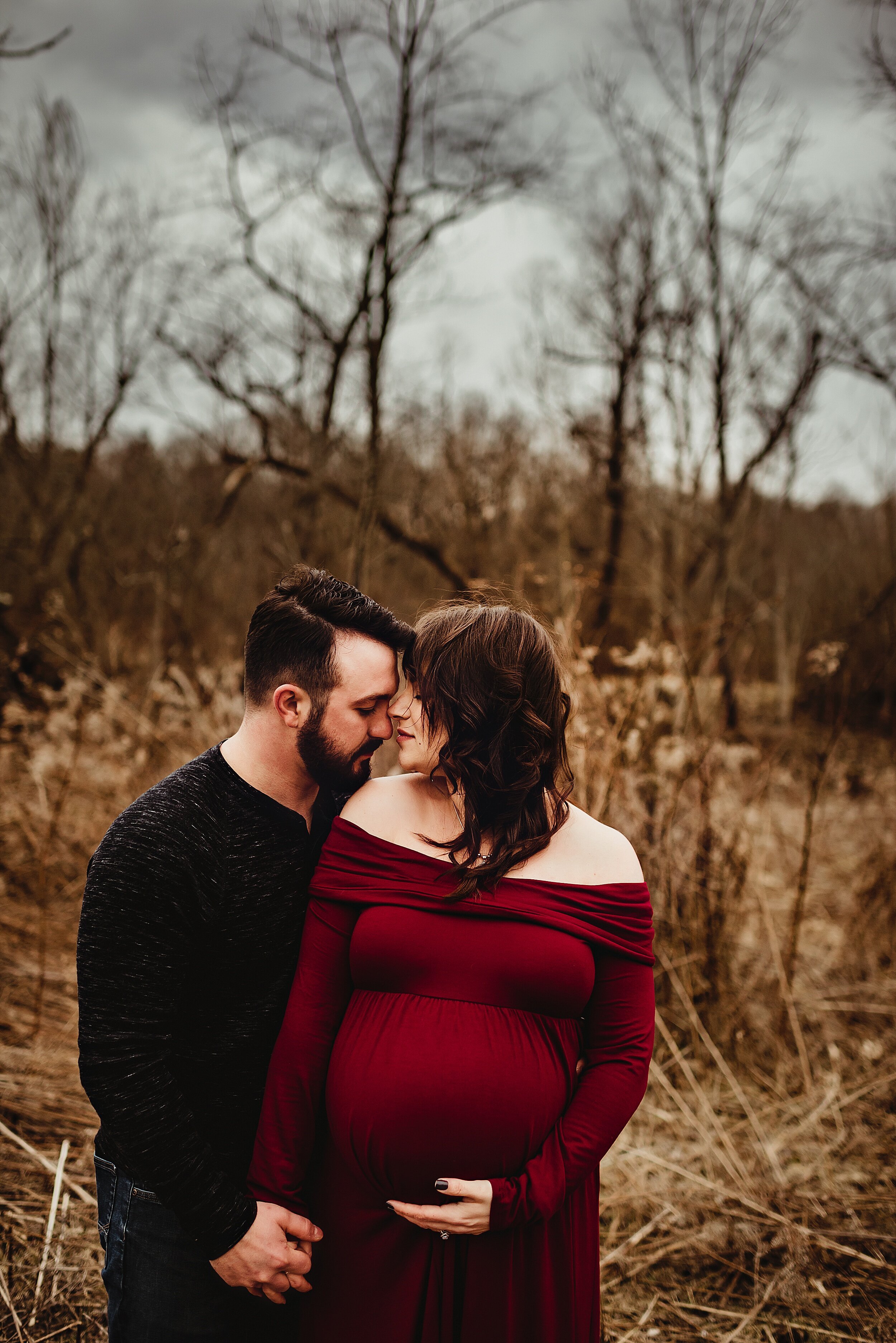 ohio-cleveland-maternity-photographer-outdoor-couples-photos-lauren-grayson-1.jpeg