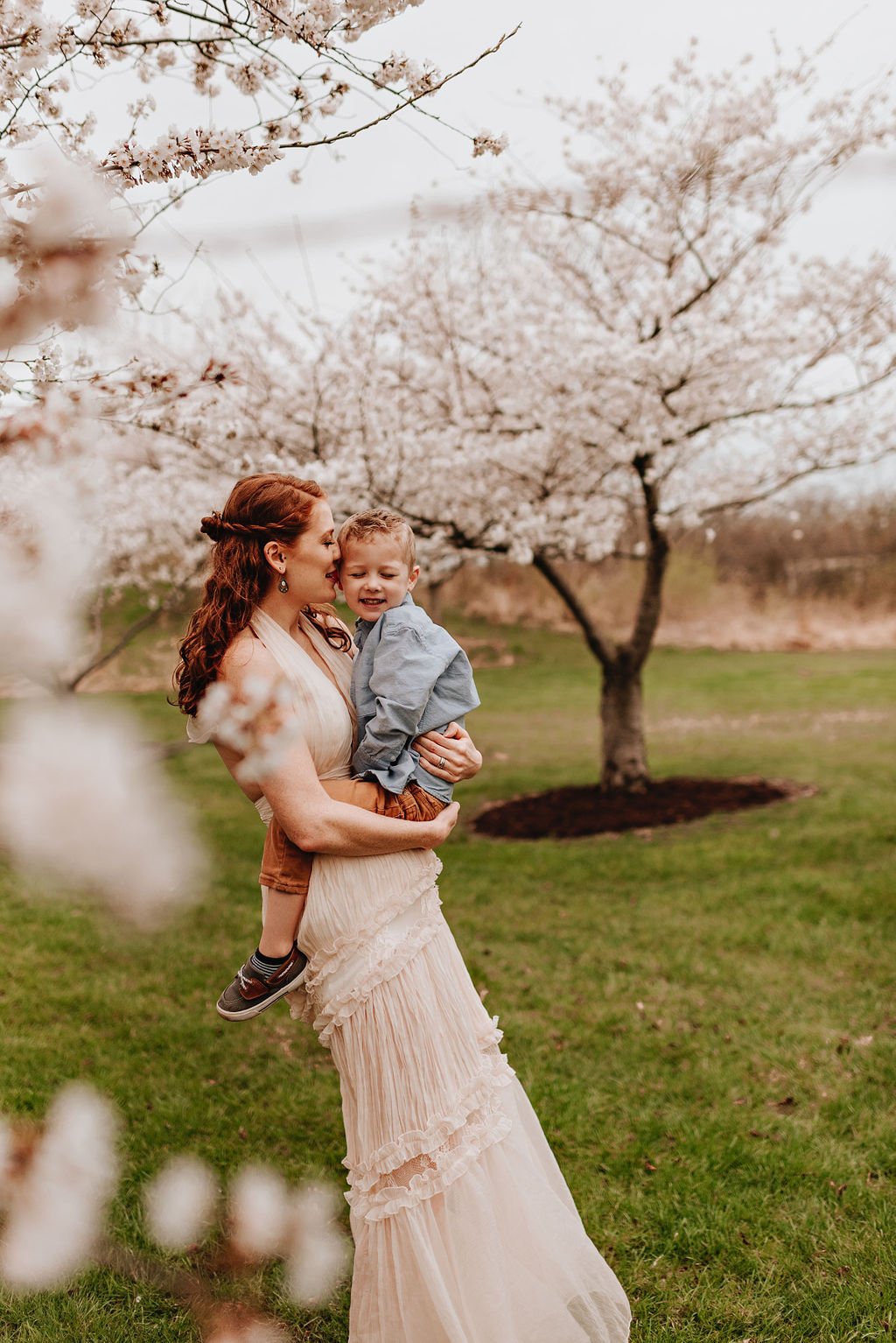 cleveland-ohio-family-mother-daughter-son-outdoor-spring-session-flower-cherry-blossoms11.jpg