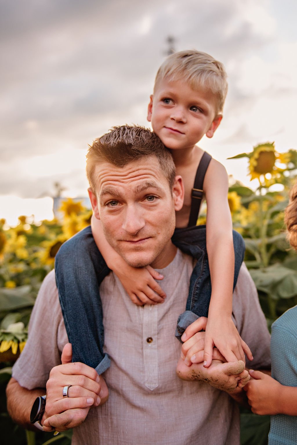 akron-ohio-family-photography-sunflower-field-session5.jpg