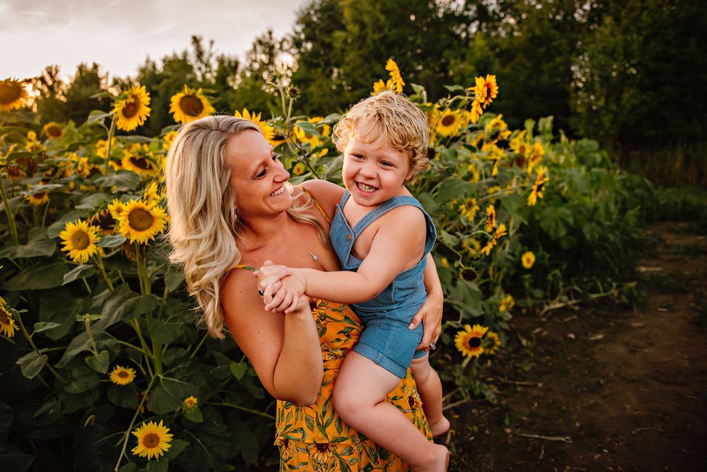 cleveland-ohio-family-photography-sunflower-field-9.jpg